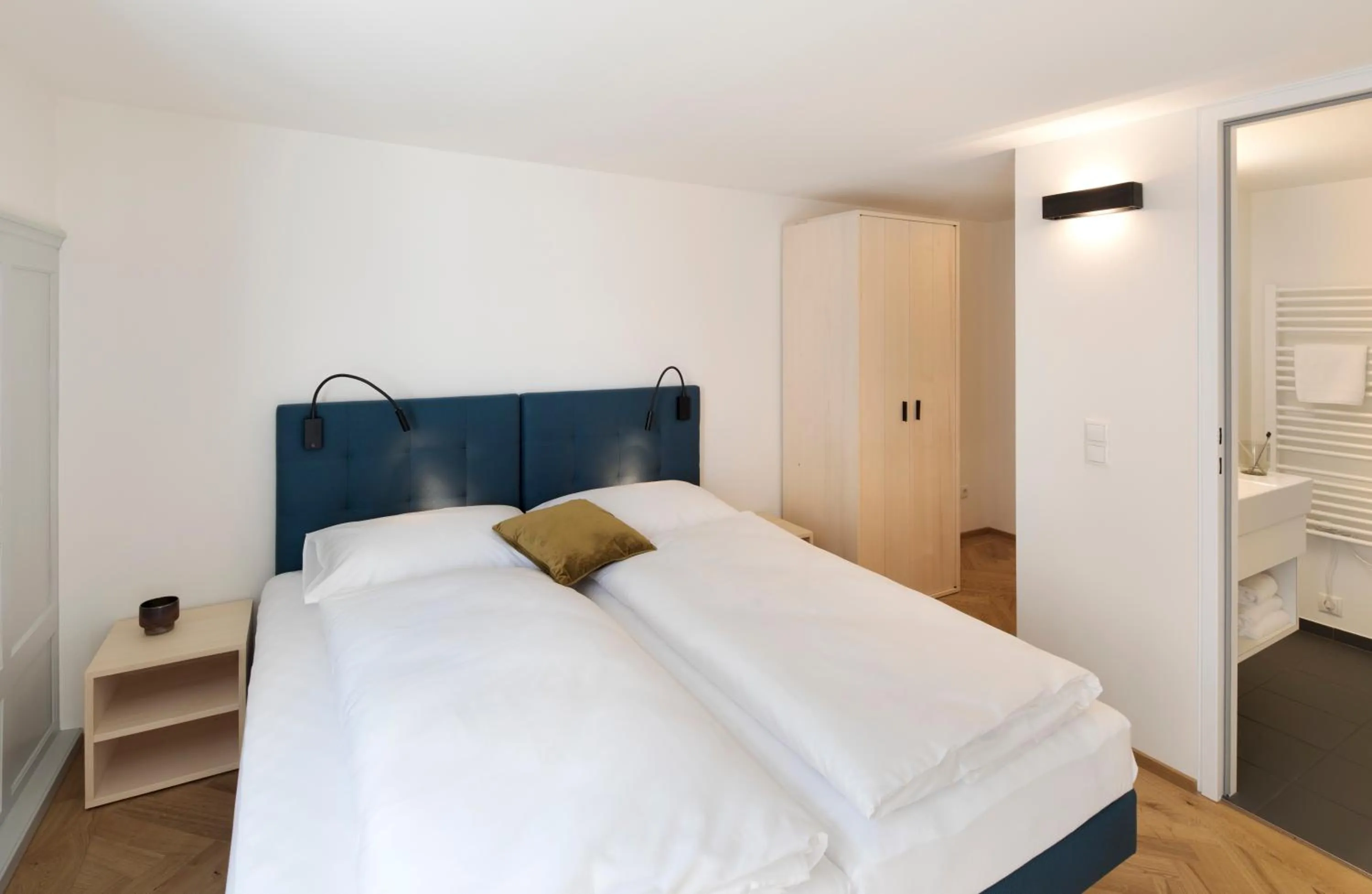 Photo of the whole room, Bed in Krone Hard - self check-in