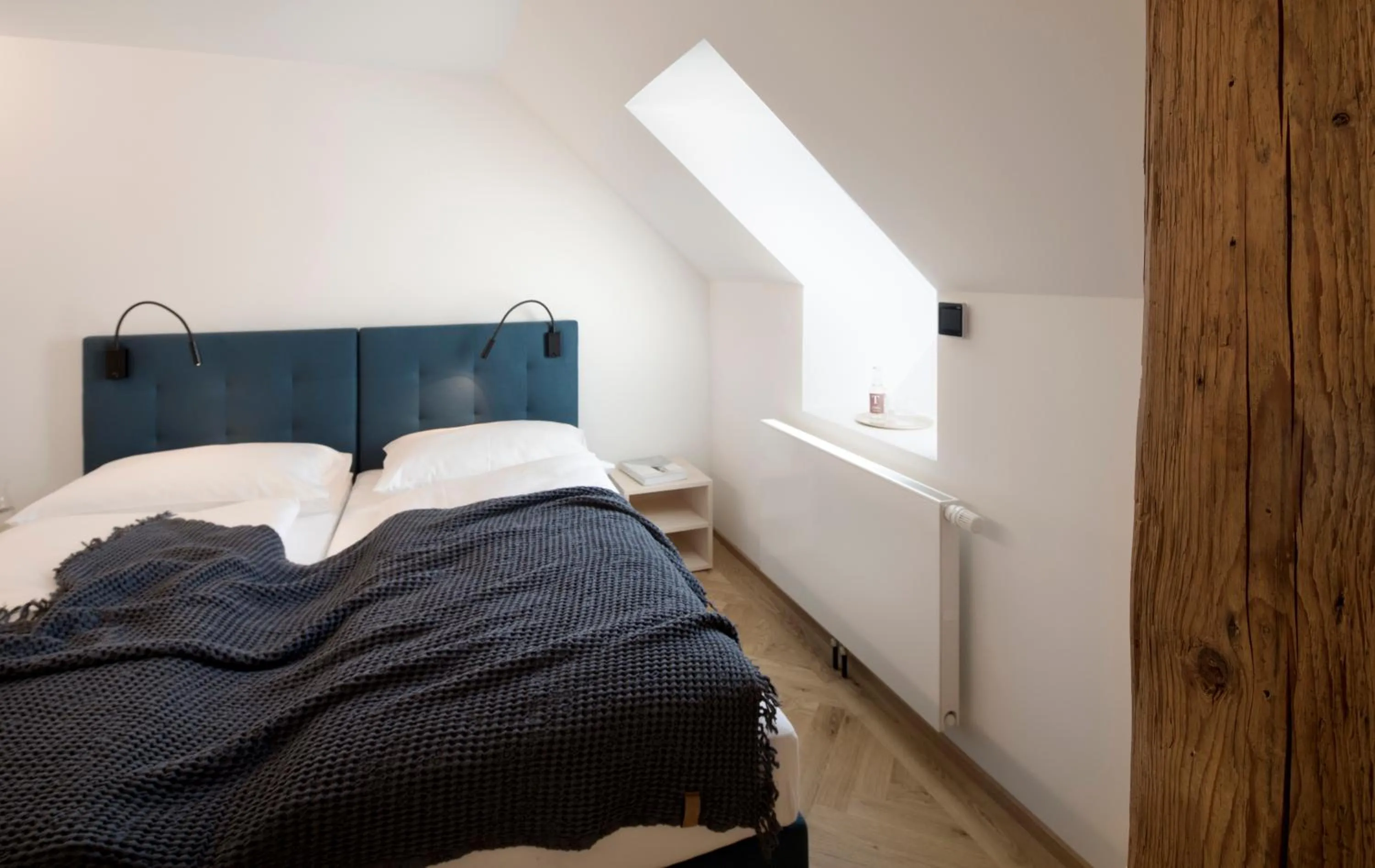 Photo of the whole room, Bed in Krone Hard - self check-in