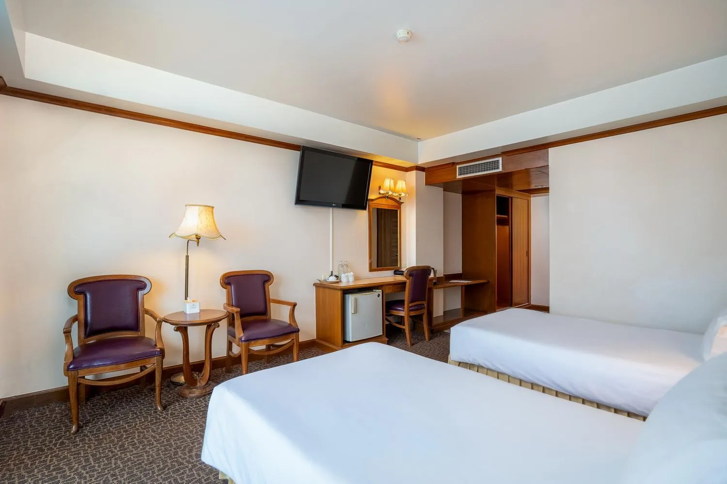 Bed in V.L. Hatyai Hotel