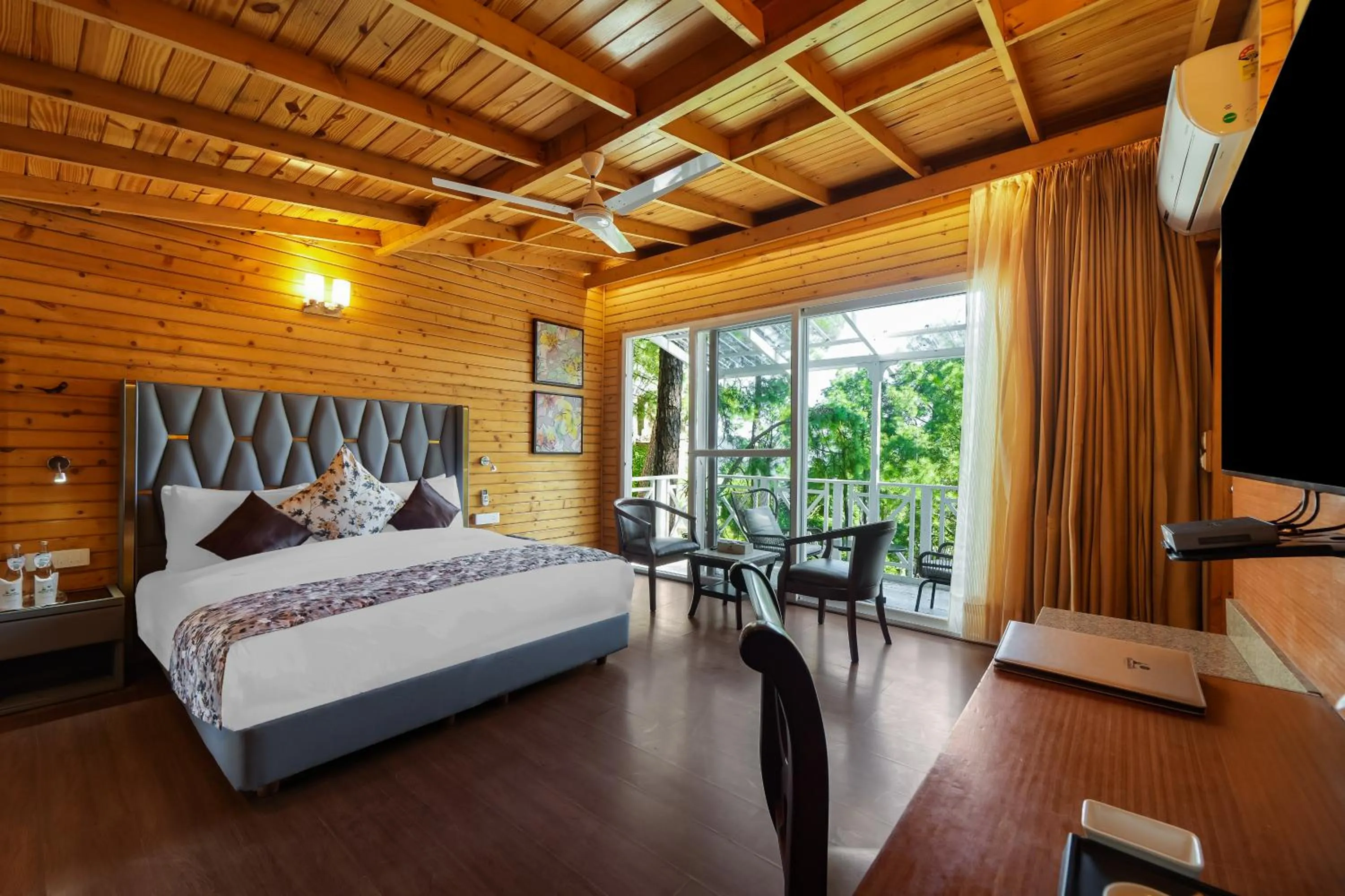 Bedroom, Bed in Kasauli Hills Resort