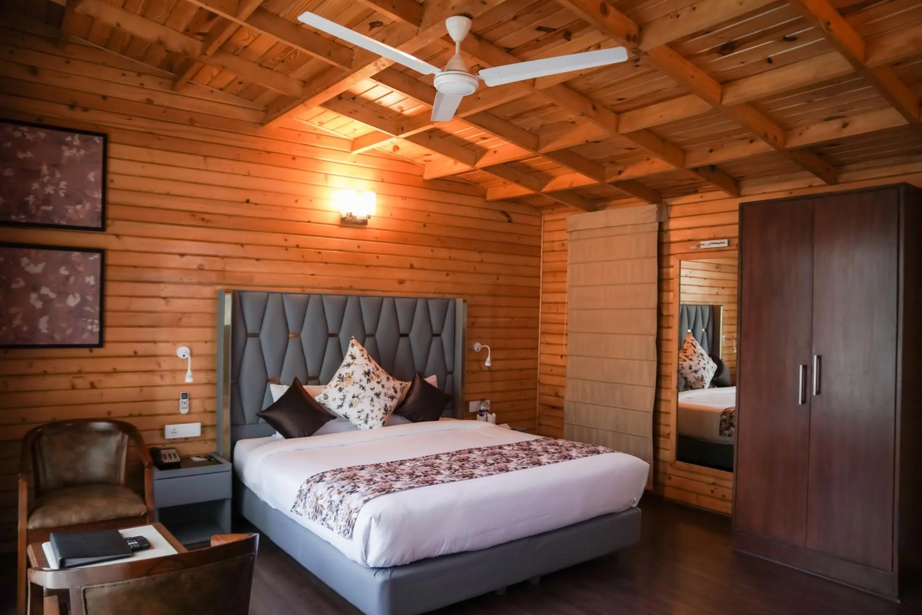 Dining area, Bed in Kasauli Hills Resort