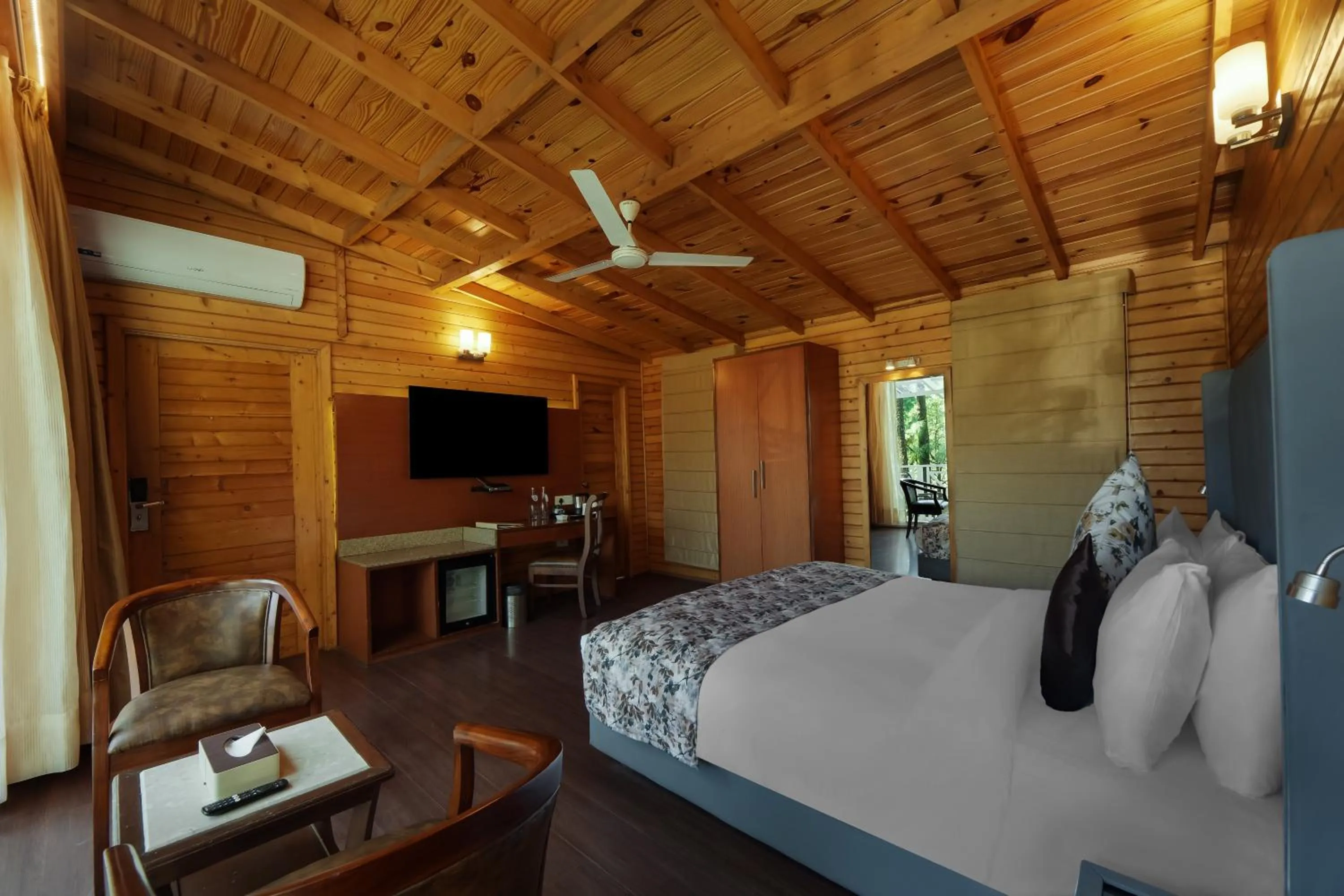 Bedroom, Bed in Kasauli Hills Resort