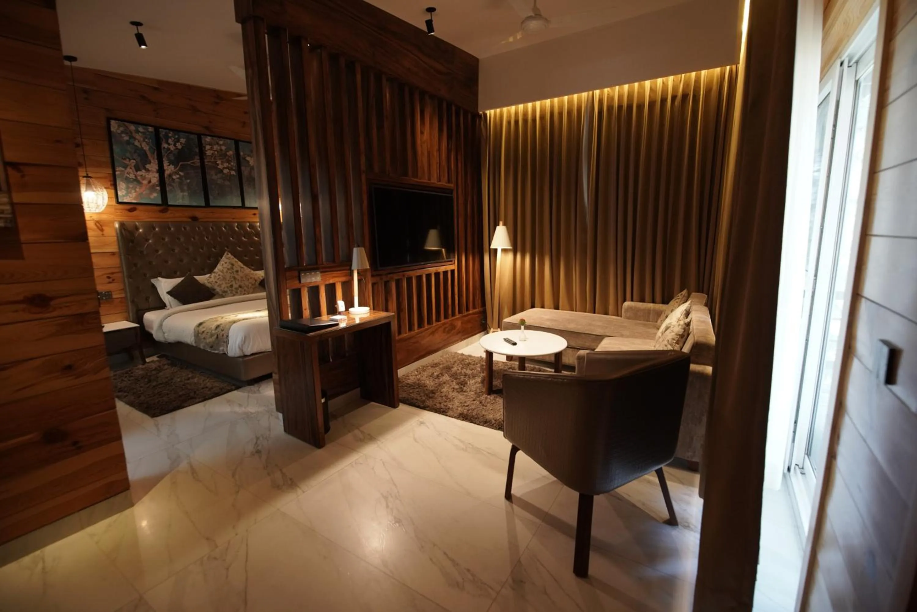 Living room, Bed in Kasauli Hills Resort