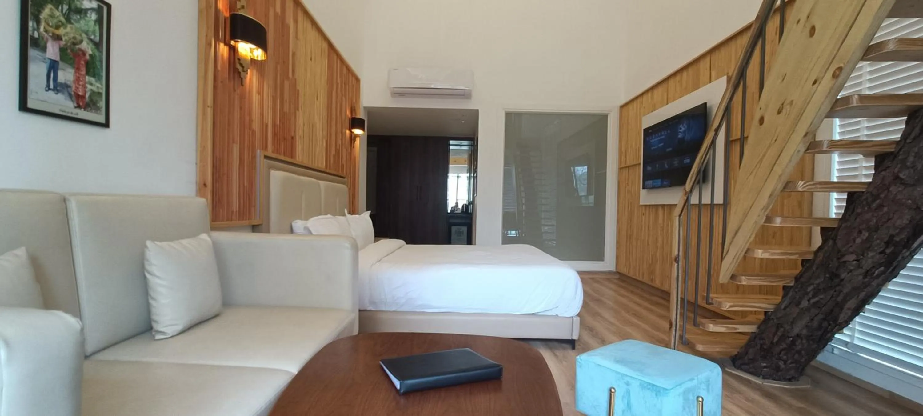 Bedroom, Bed in Kasauli Hills Resort