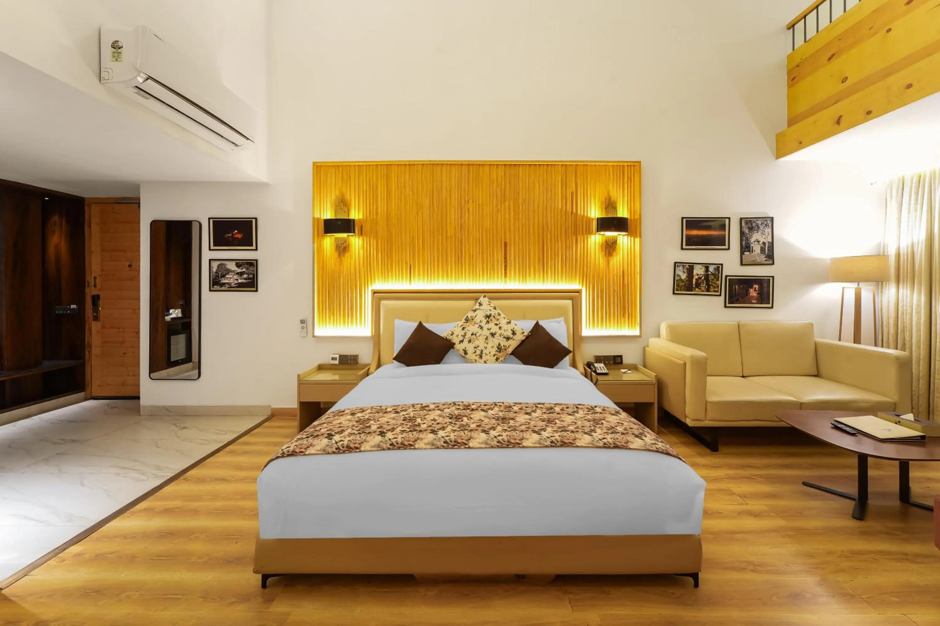 Bedroom, Bed in Kasauli Hills Resort
