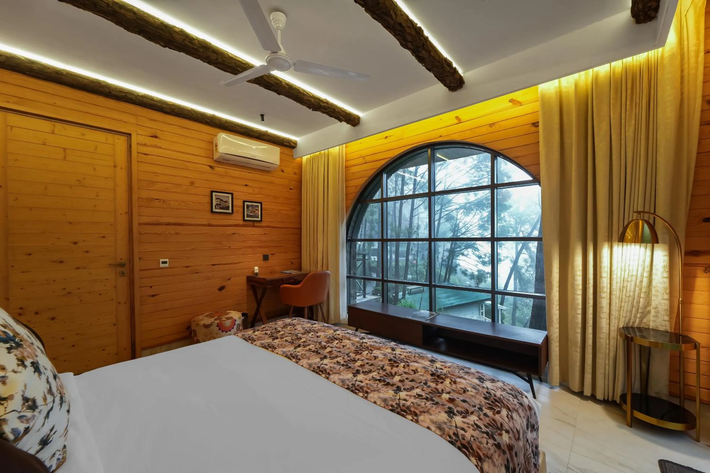 Bedroom, Bed in Kasauli Hills Resort