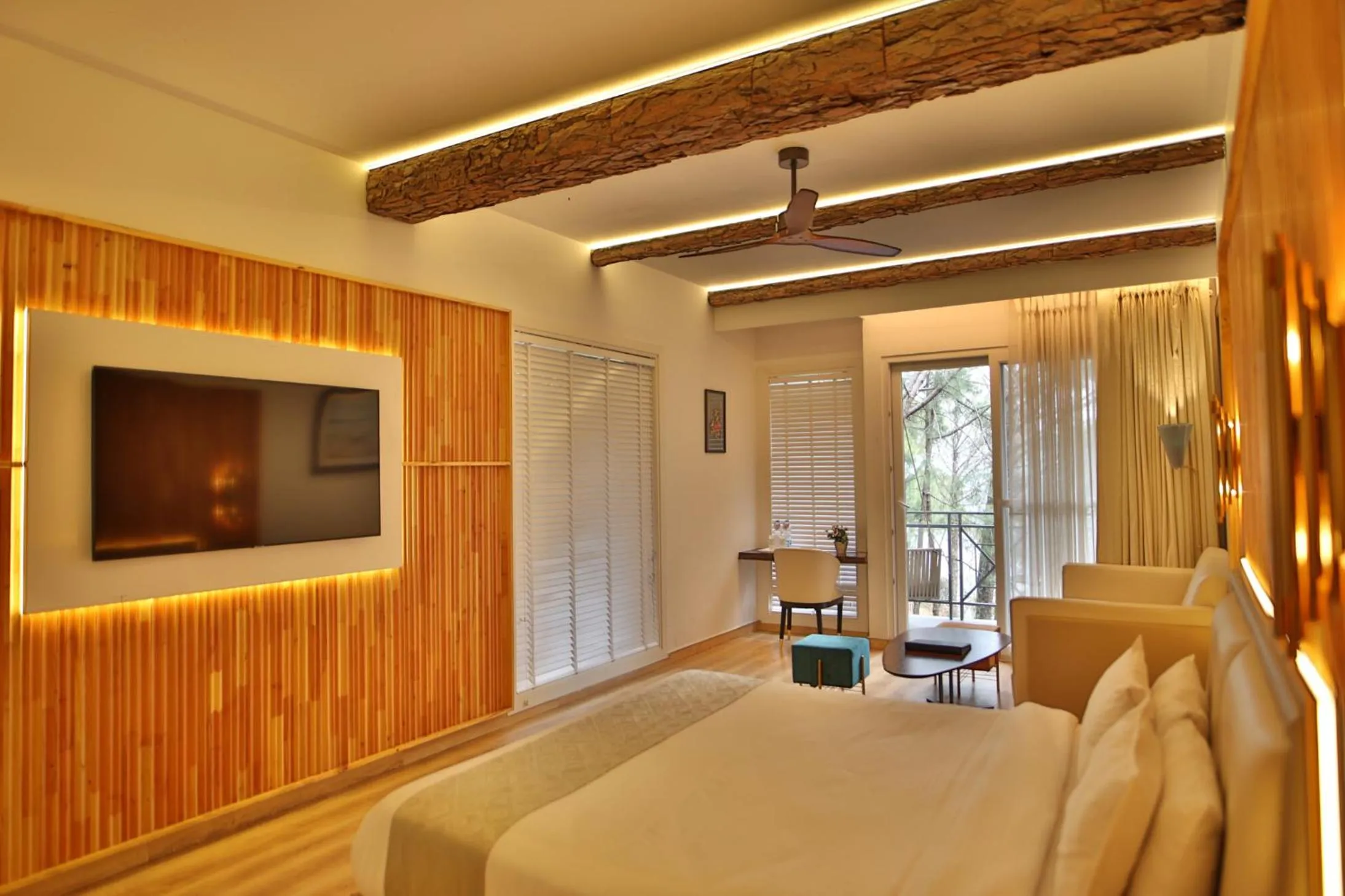 Bedroom, Bed in Kasauli Hills Resort