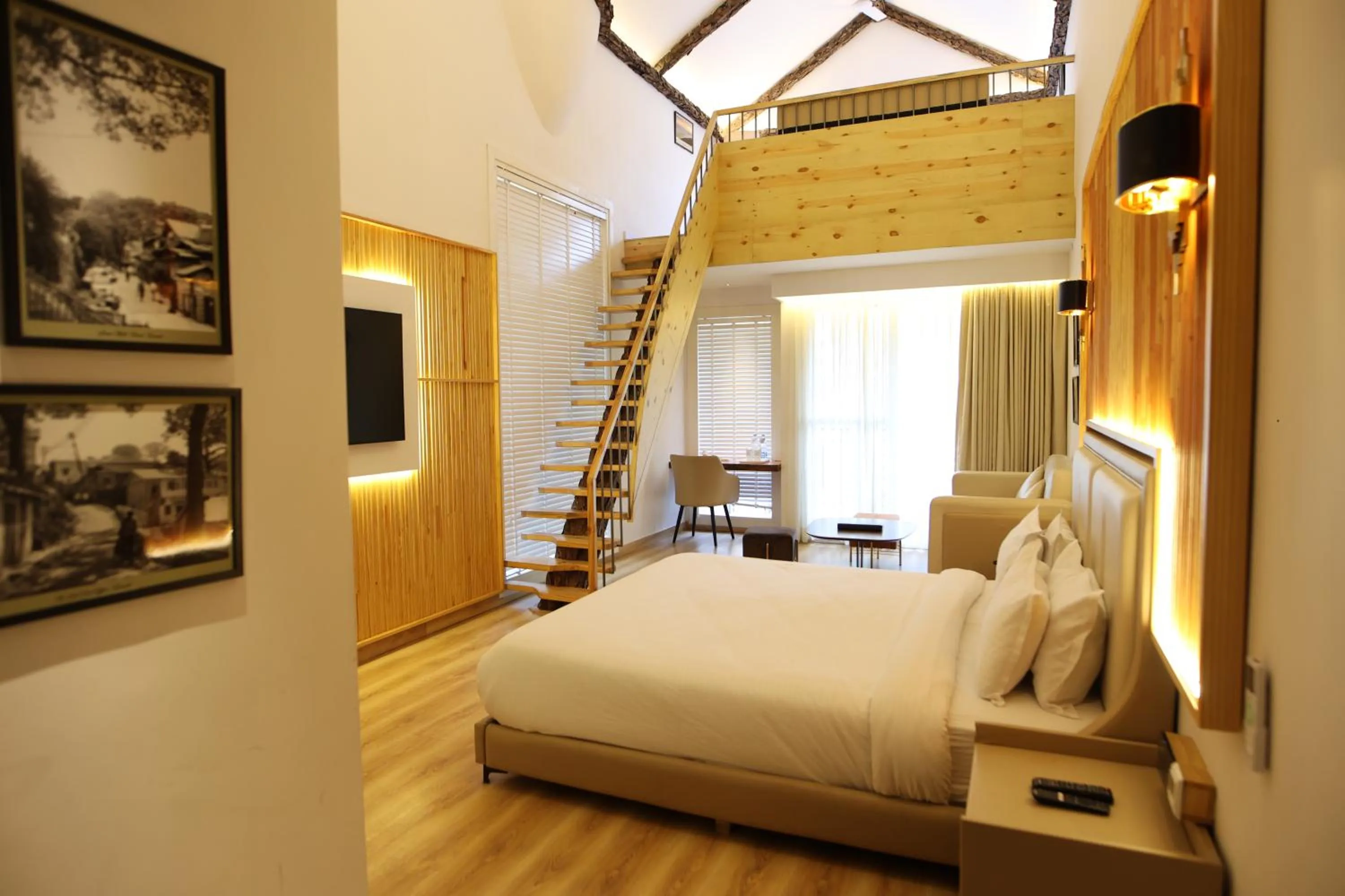 Photo of the whole room, Bed in Kasauli Hills Resort