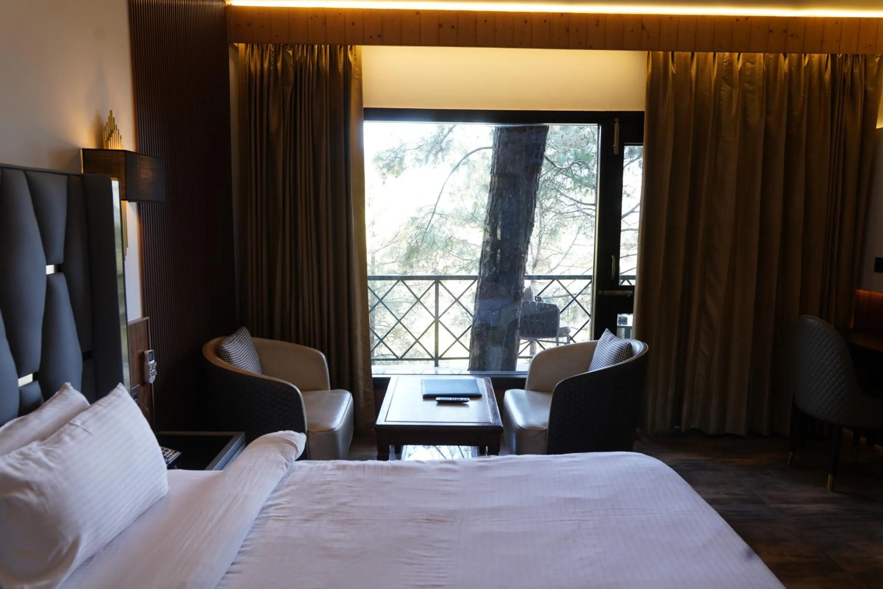 Bedroom, Bed in Kasauli Hills Resort