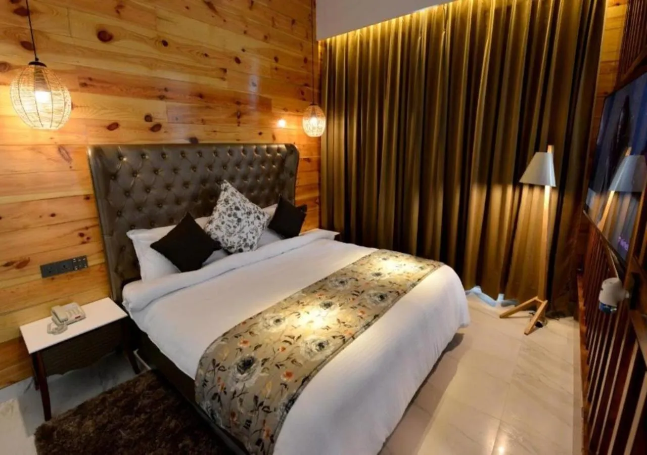 Photo of the whole room, Bed in Kasauli Hills Resort