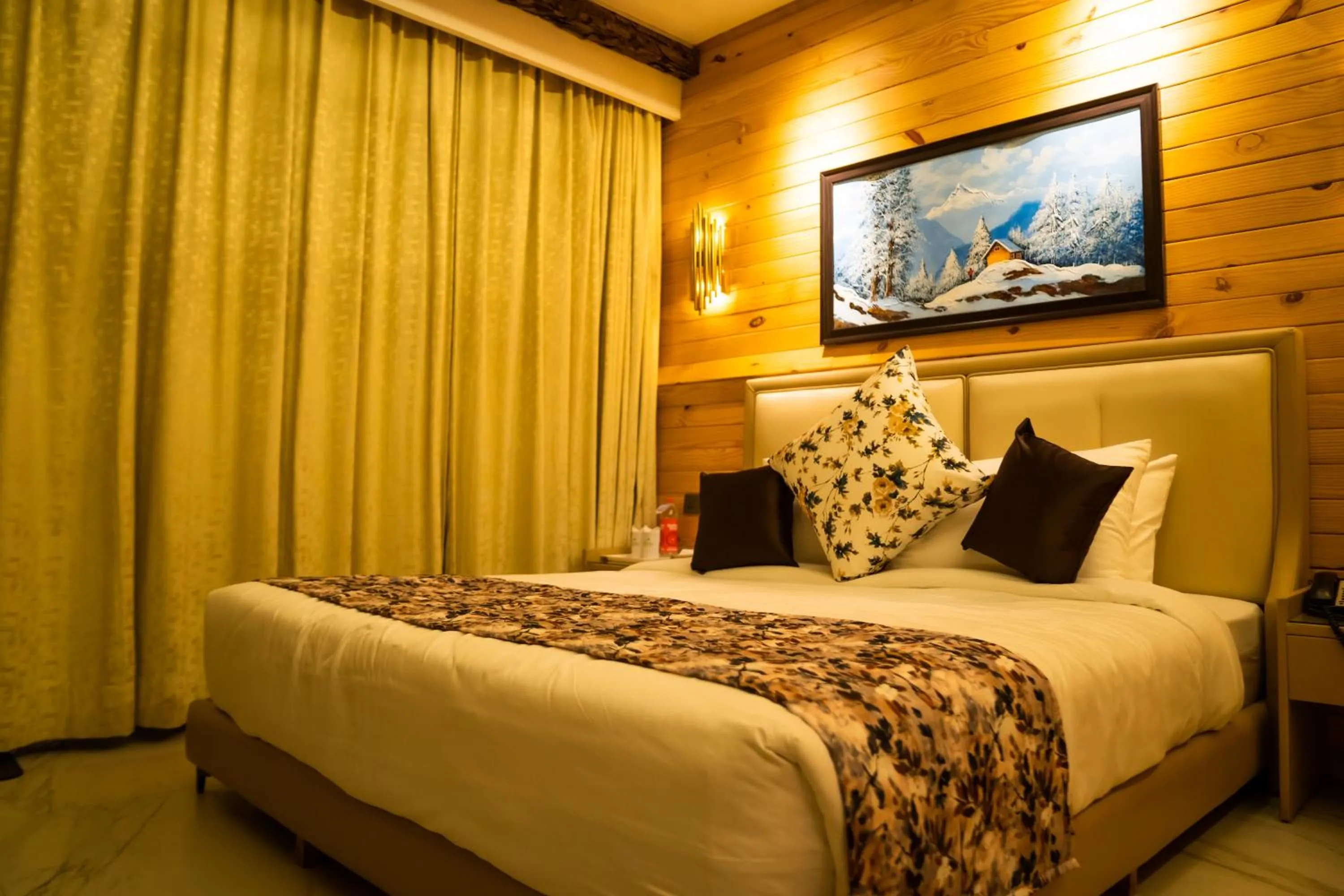 Bedroom, Bed in Kasauli Hills Resort