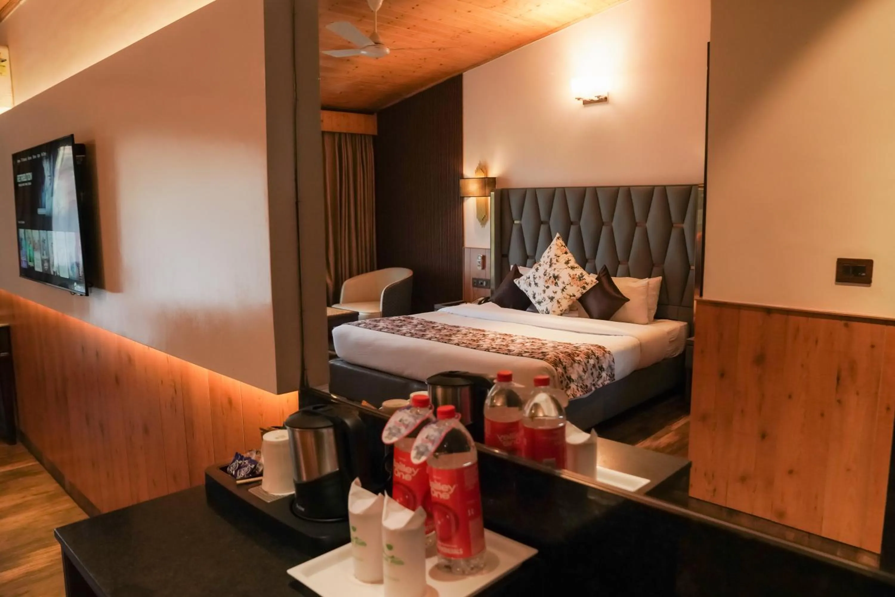 Photo of the whole room, Bed in Kasauli Hills Resort