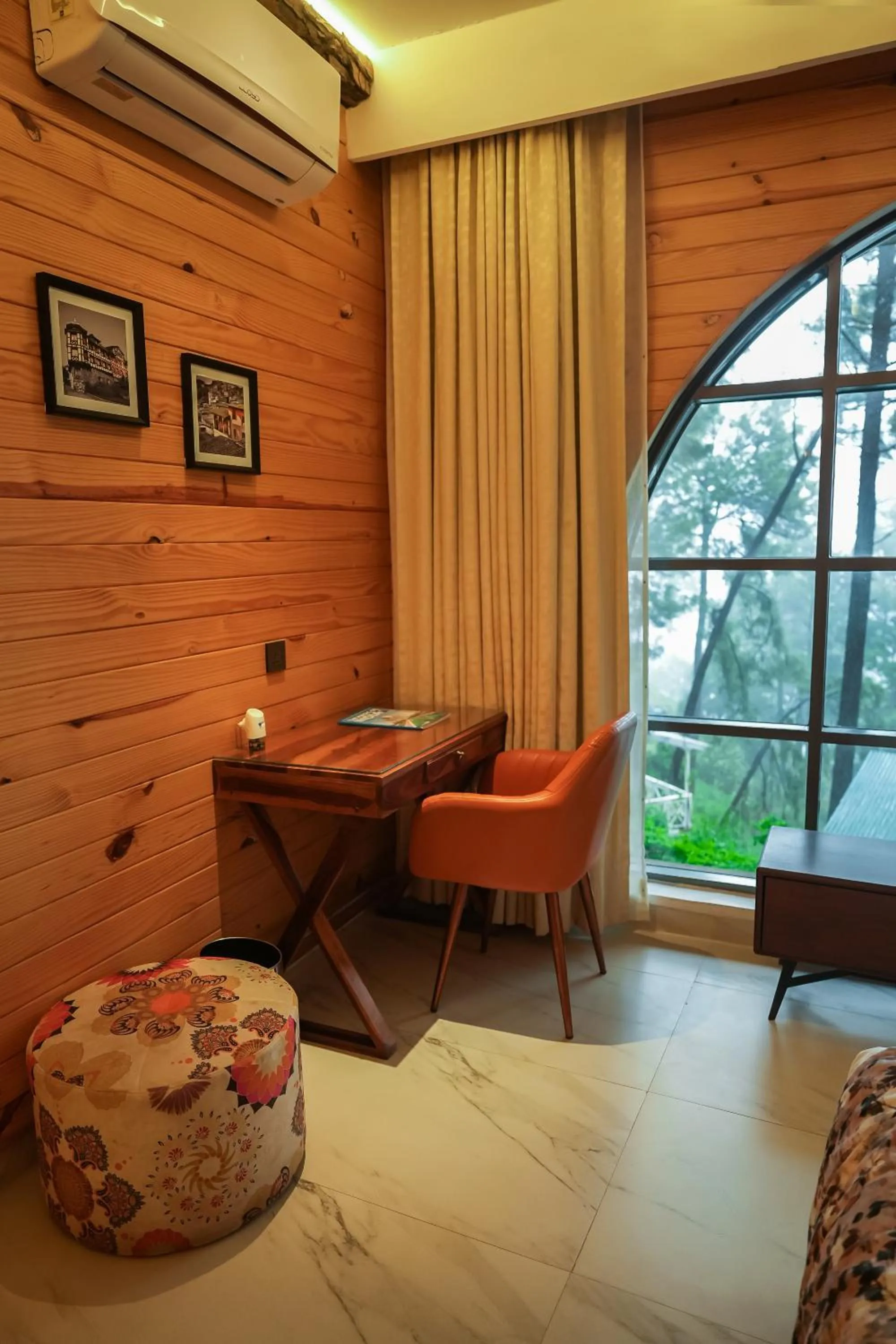 Bedroom in Kasauli Hills Resort