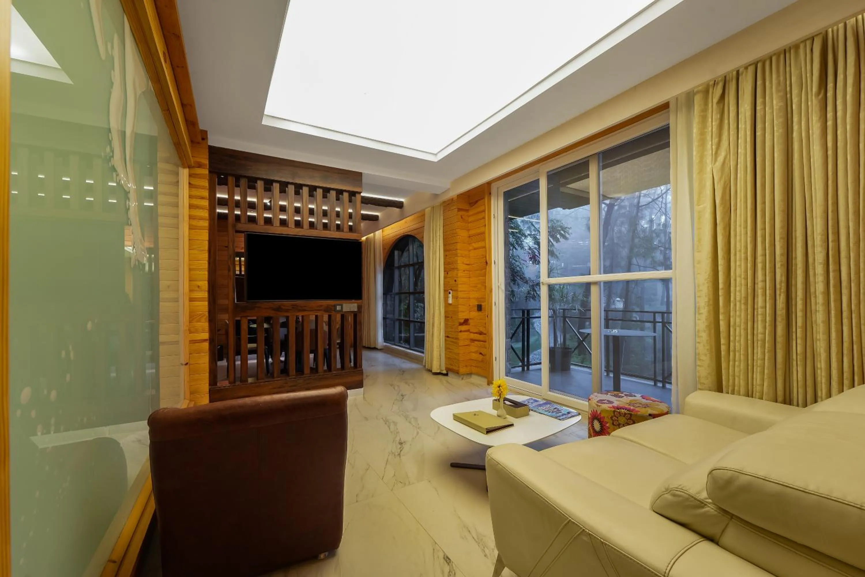 Living room, Bed in Kasauli Hills Resort