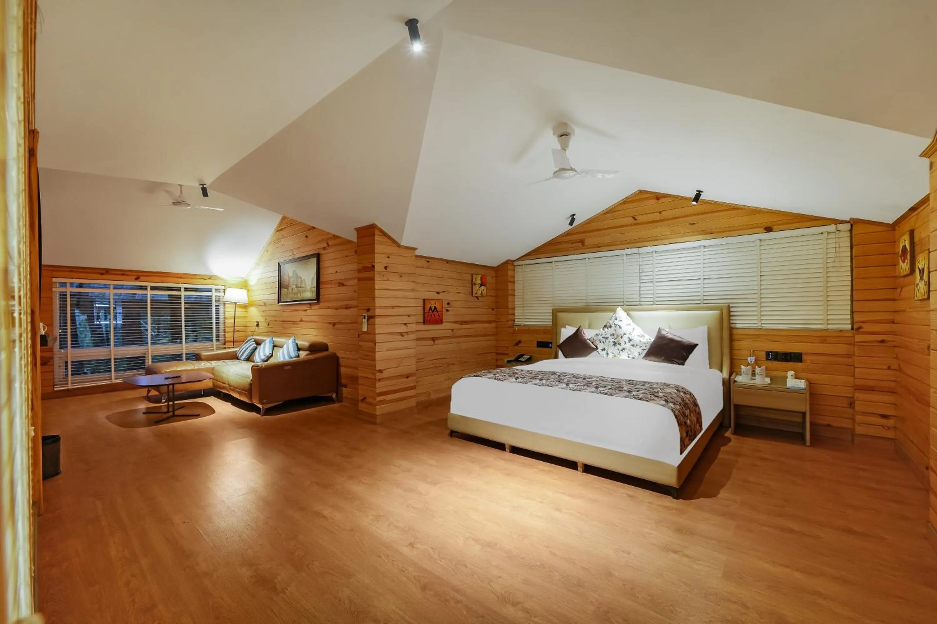 Bedroom, Bed in Kasauli Hills Resort