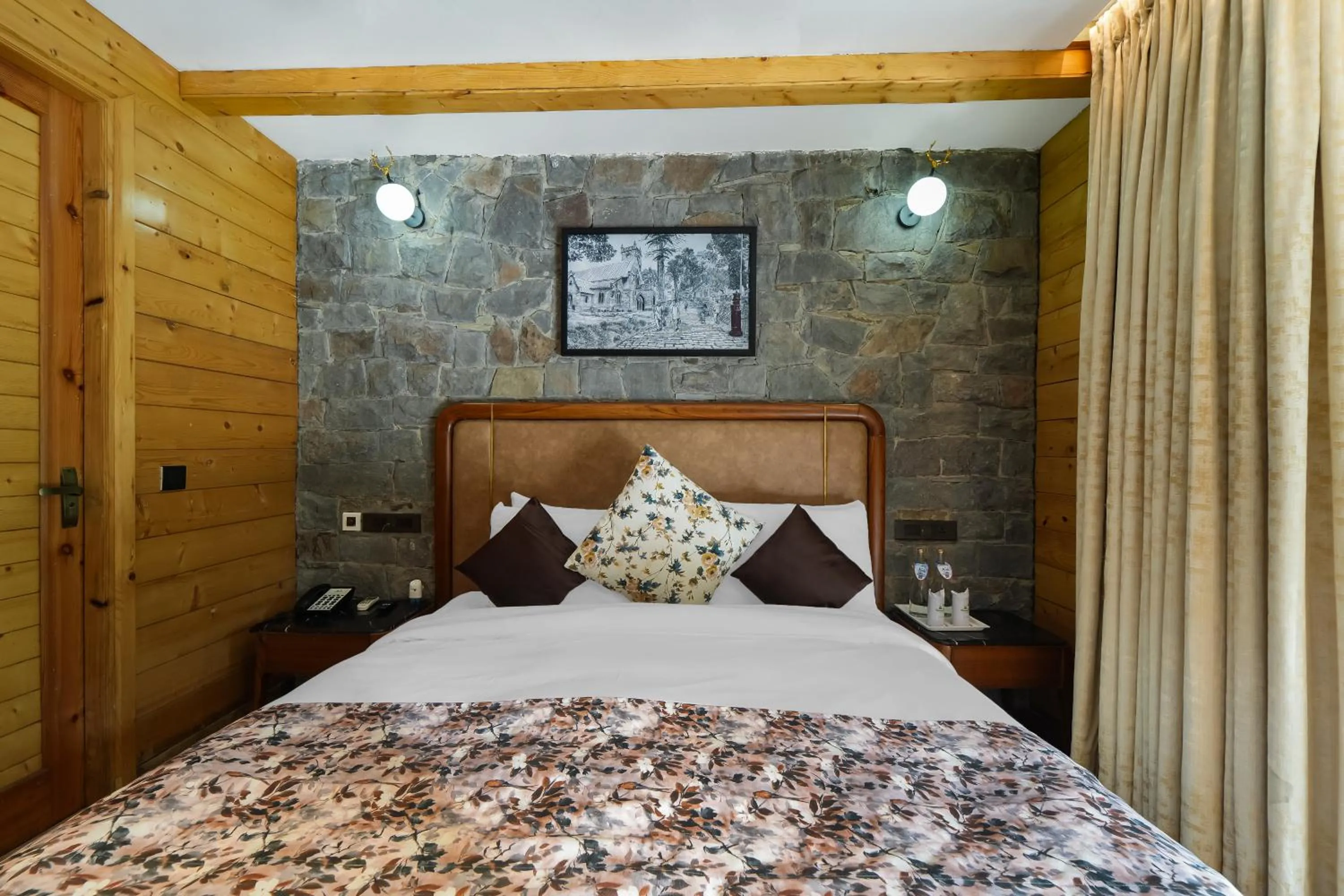 Bedroom, Bed in Kasauli Hills Resort