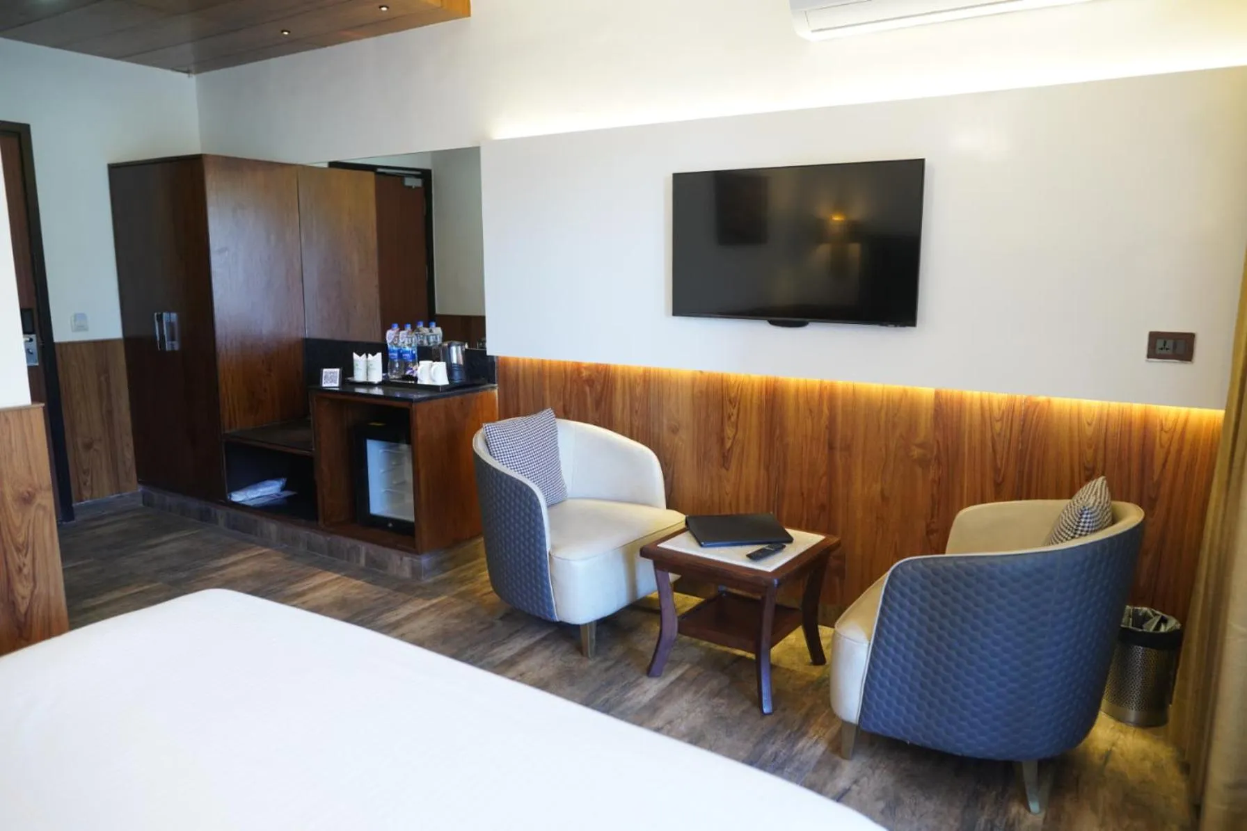 Bedroom, Bed in Kasauli Hills Resort