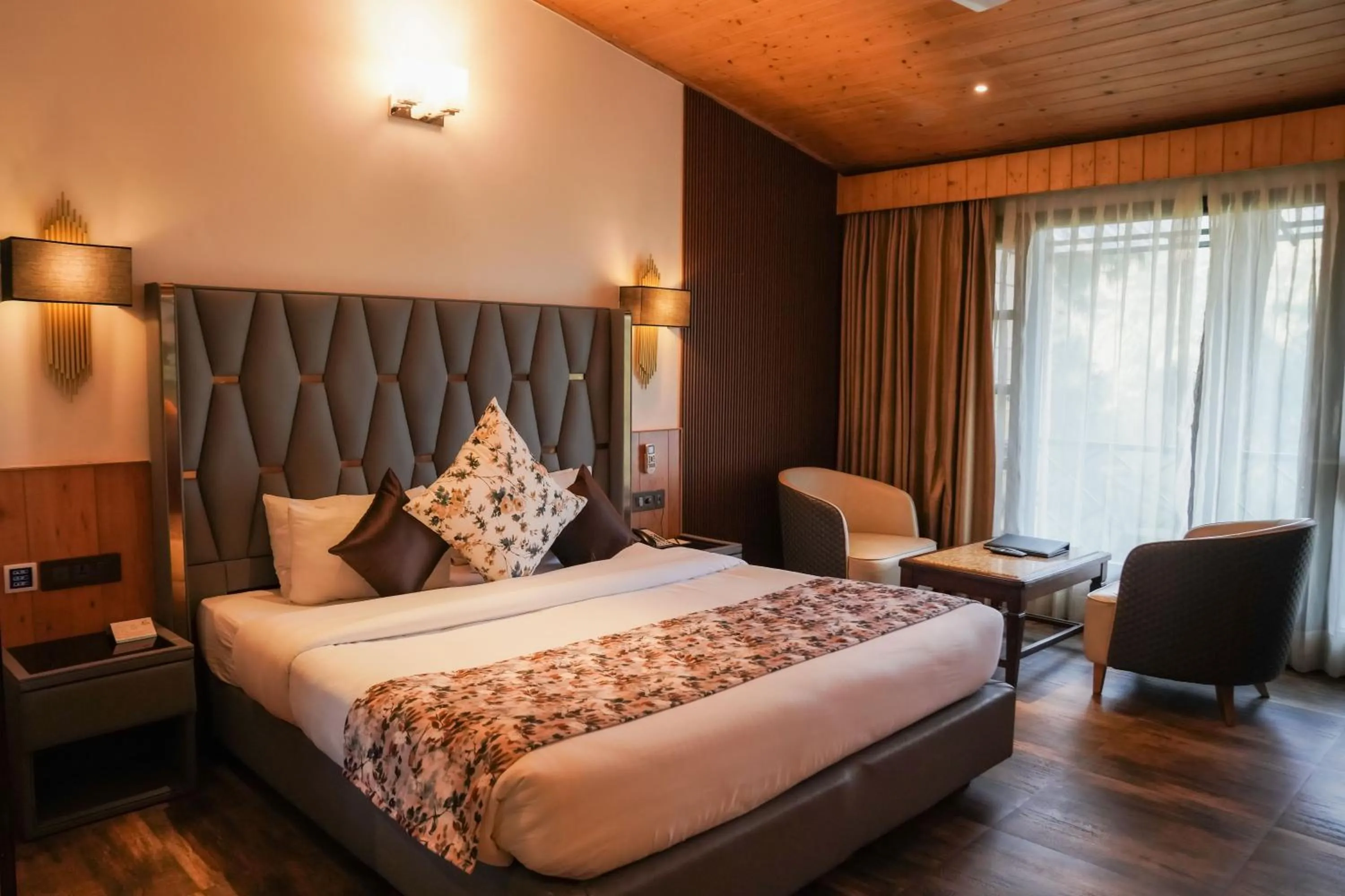 Photo of the whole room, Bed in Kasauli Hills Resort