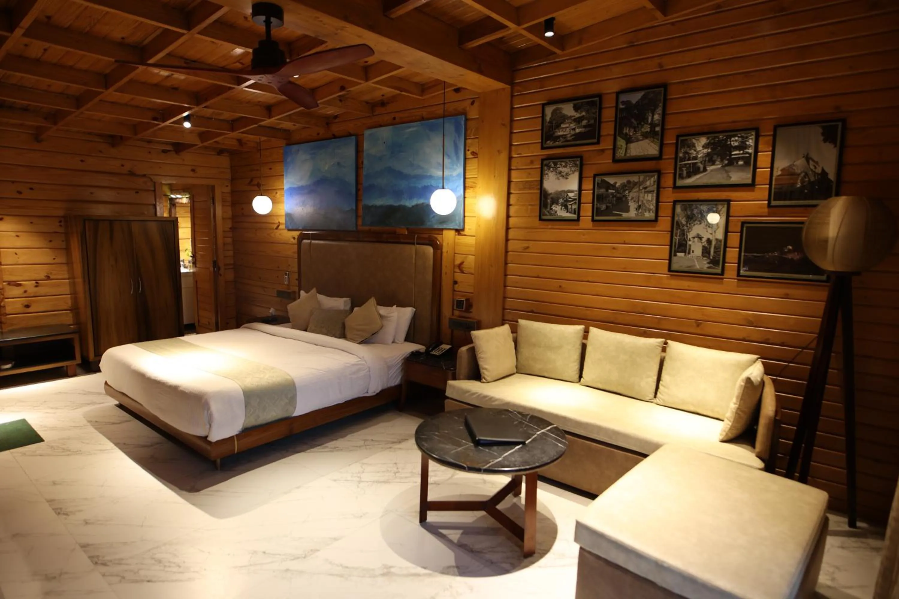 Living room, Bed in Kasauli Hills Resort