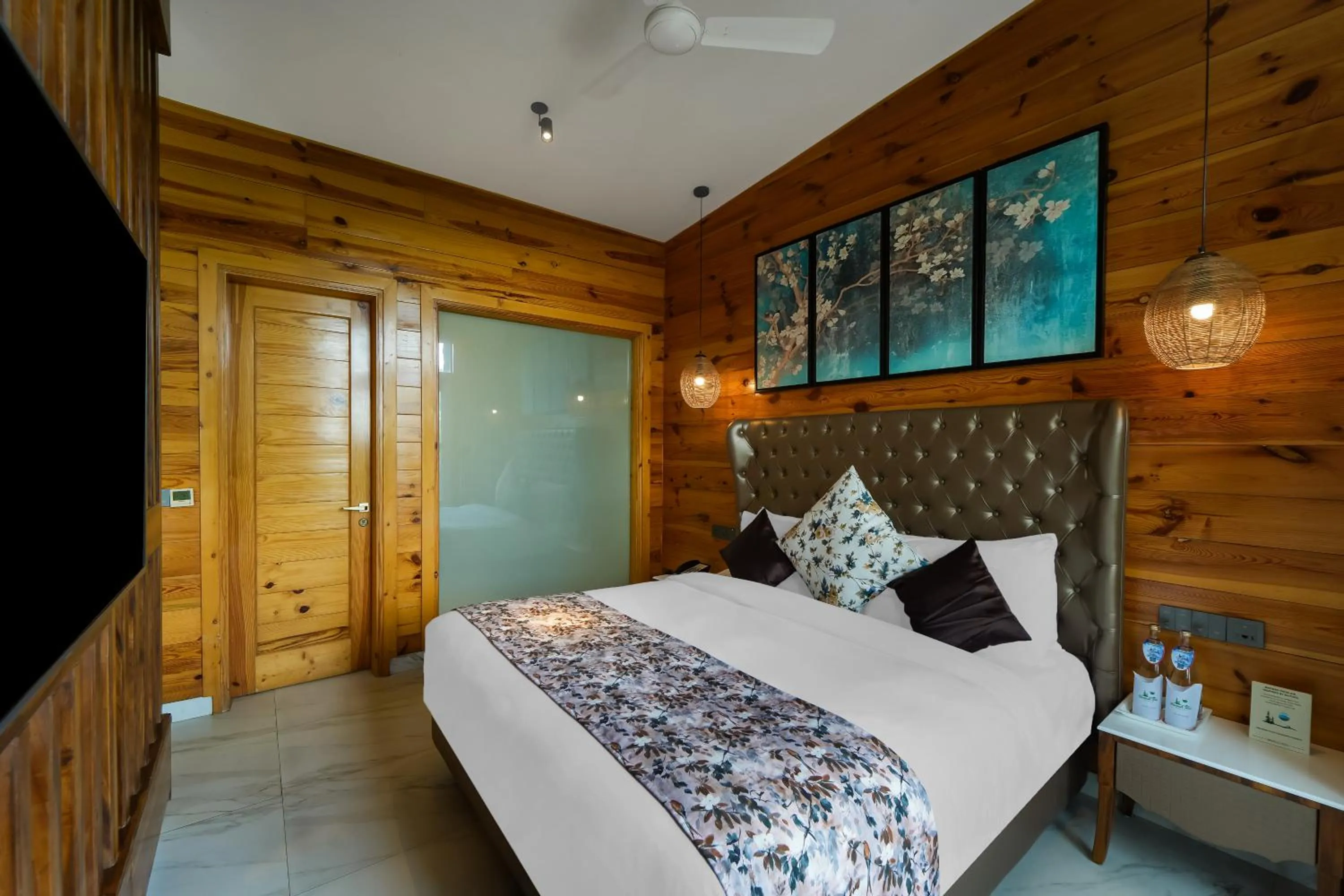 Bedroom, Bed in Kasauli Hills Resort