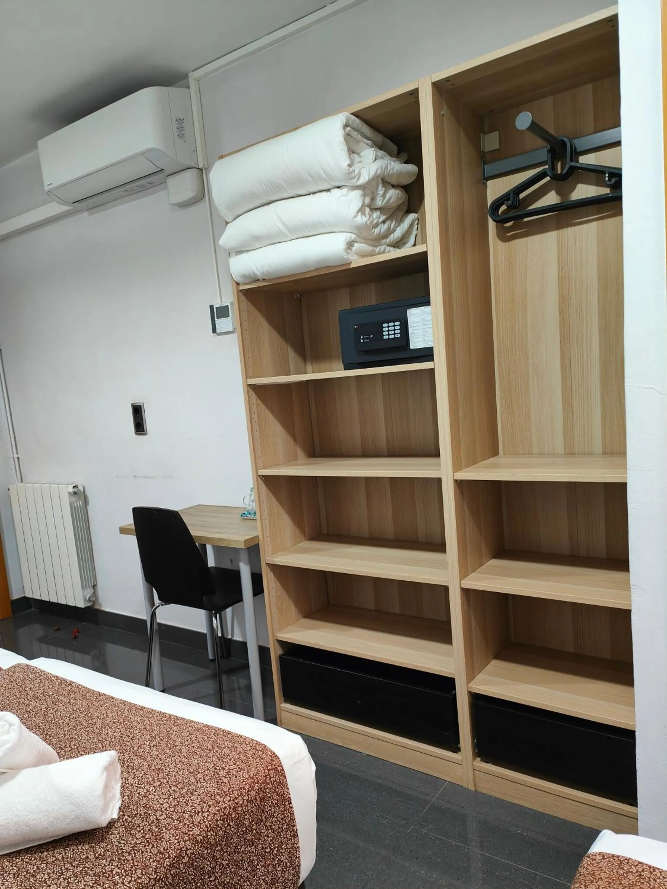 hair dresser, Bed in Hostal Levante Barcelona