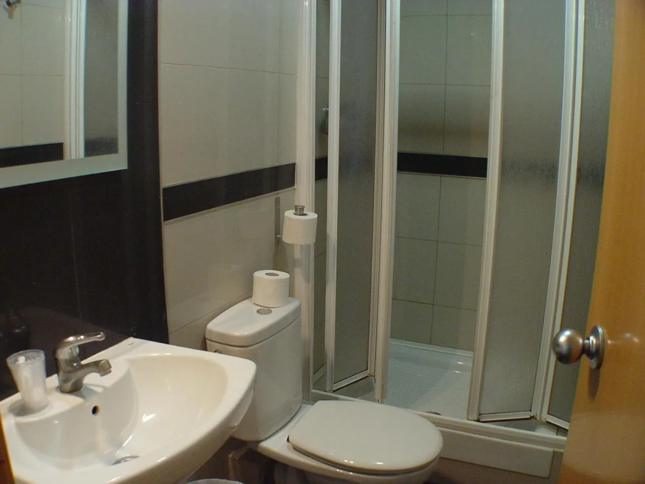 Shower in Hostal Levante Barcelona