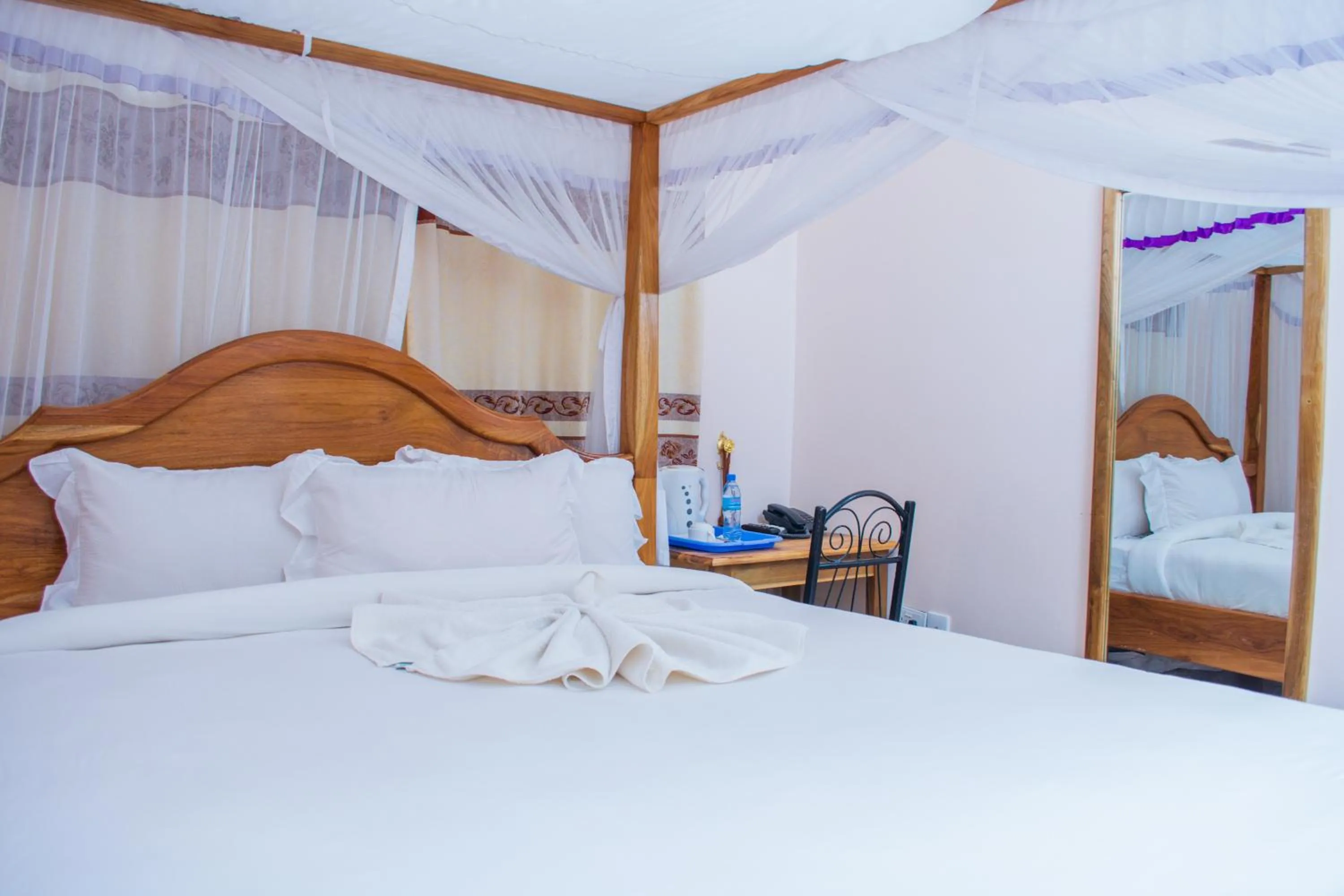 Photo of the whole room in Mzunguu Safari Lodge