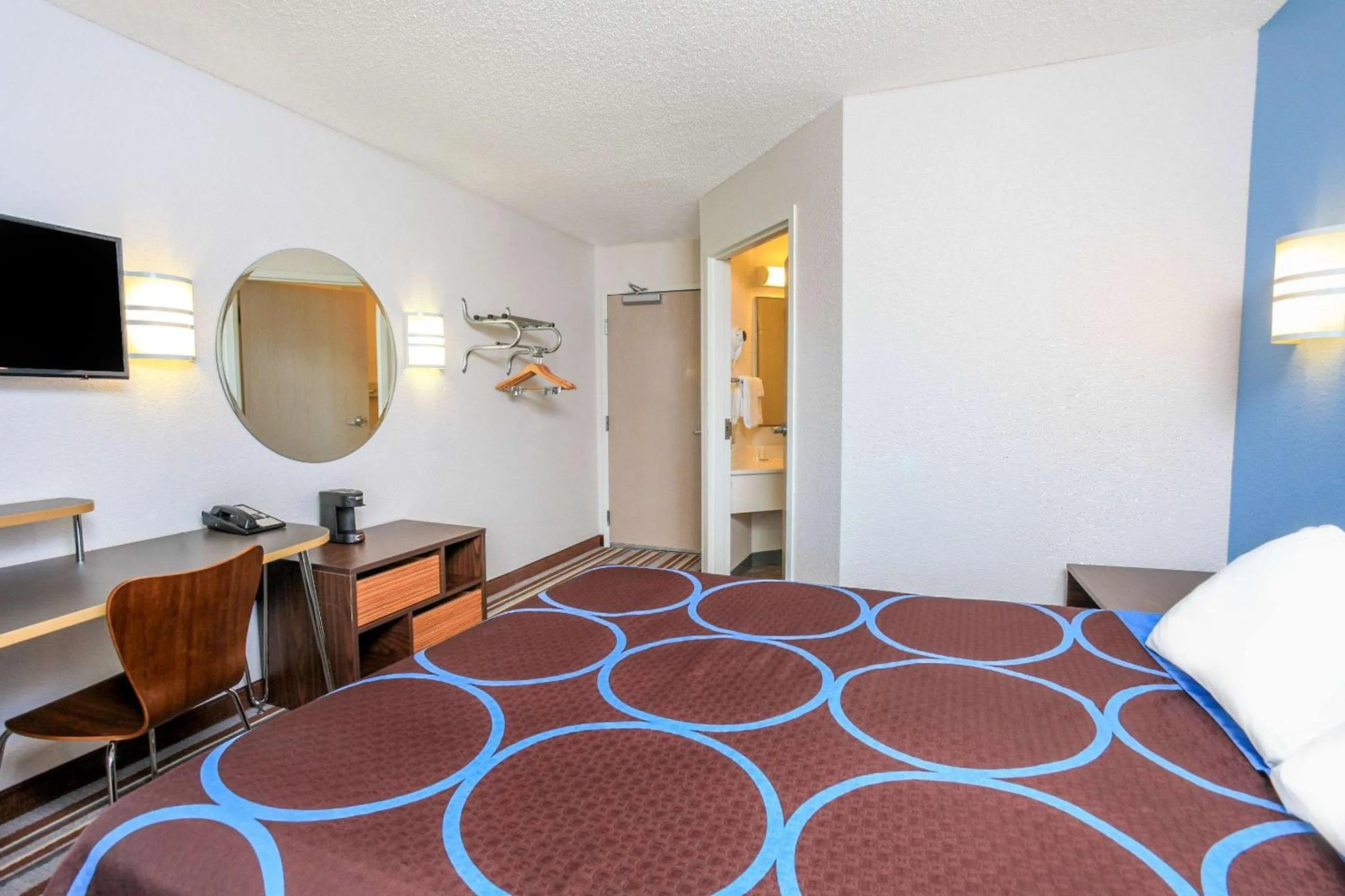 Photo of the whole room, Bed in Super 8 by Wyndham Sault Ste. Marie