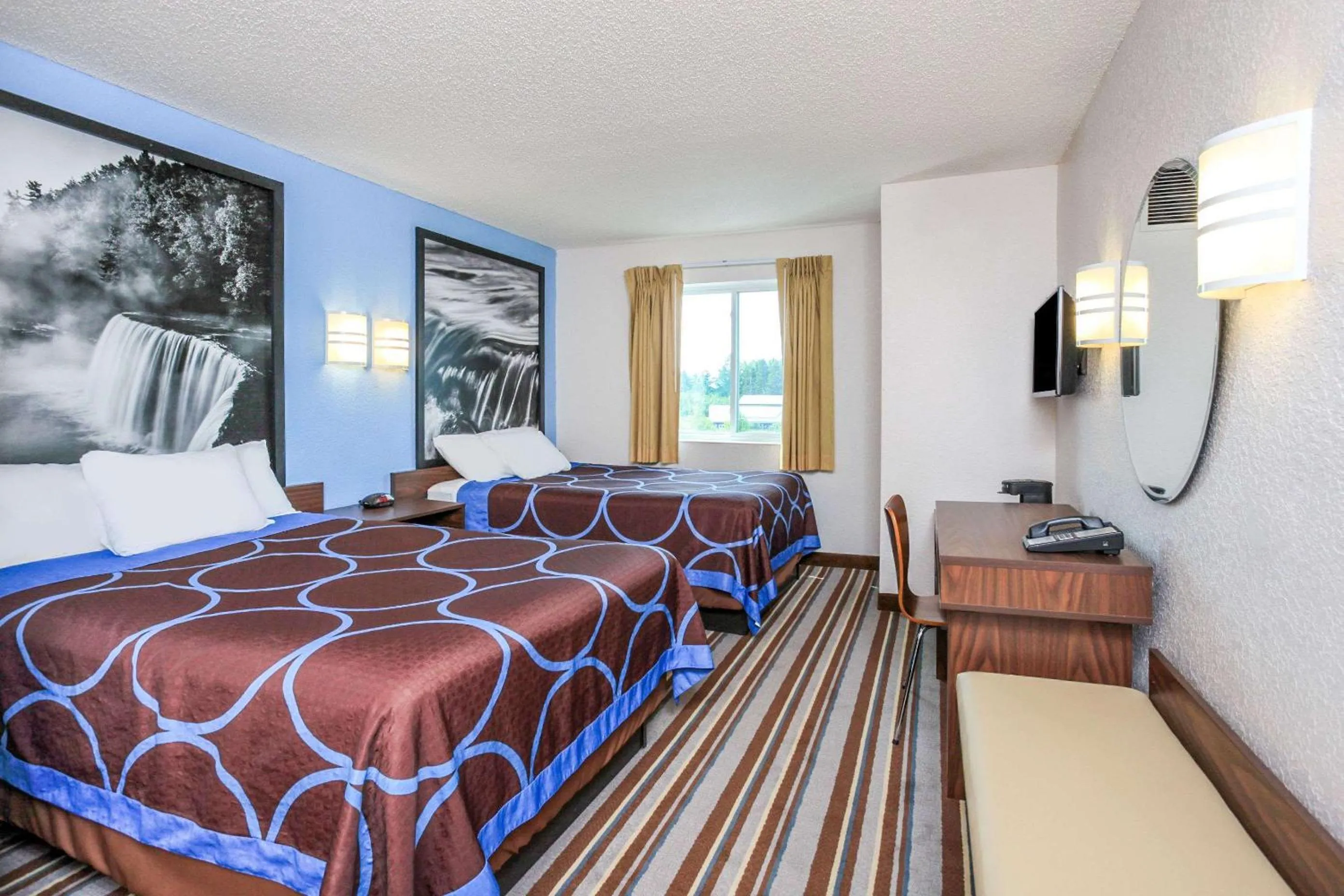 Photo of the whole room, Bed in Super 8 by Wyndham Sault Ste. Marie