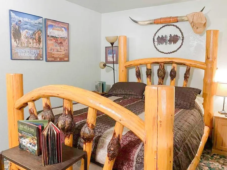 Deluxe Double Room with Balcony in Dawson House Lodge