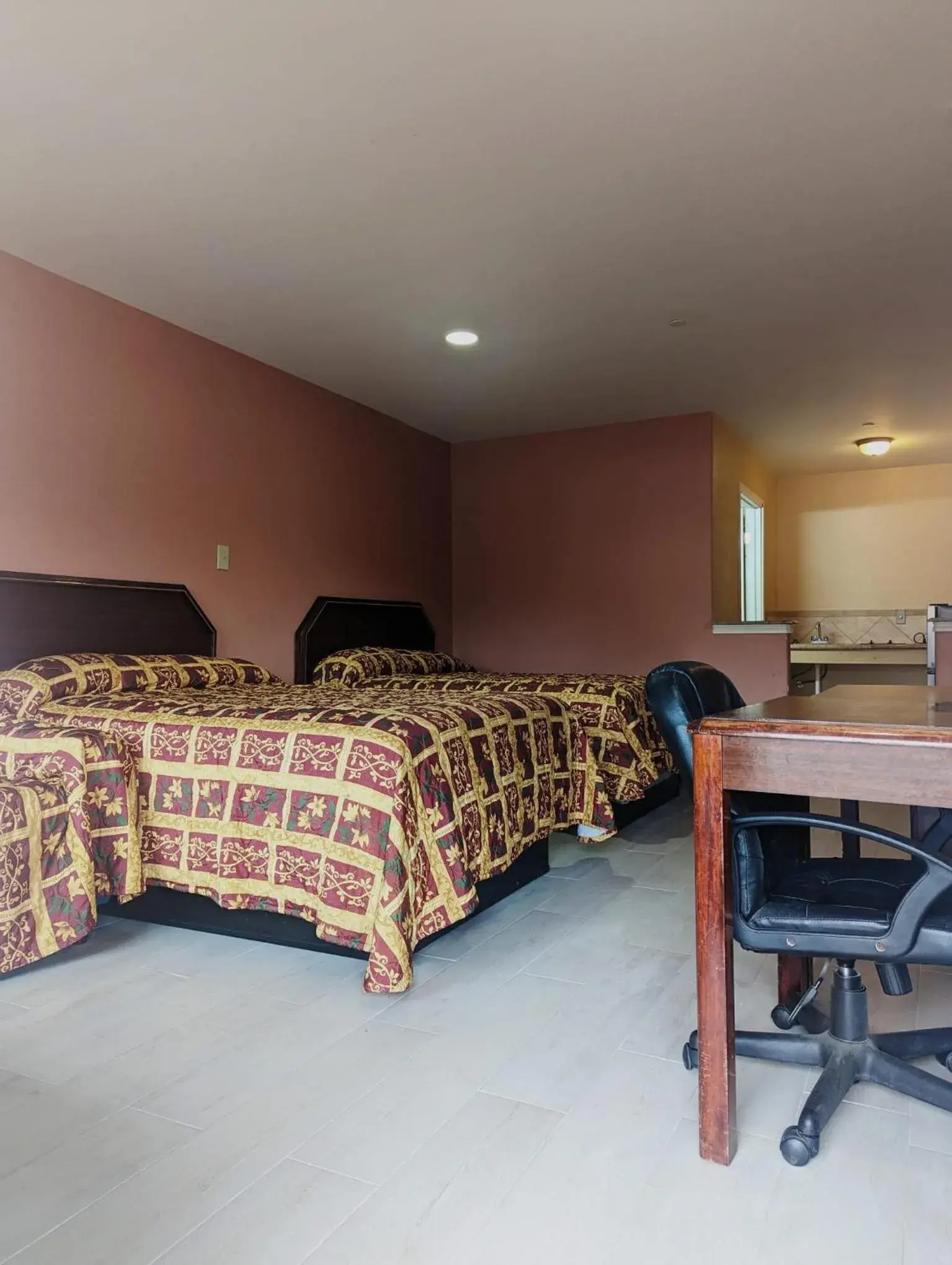 Queen Room with Two Queen Beds - single occupancy in Residents Suites Liberty Queen Room with Two Queen Beds - single occupancy in Residents Suites Liberty