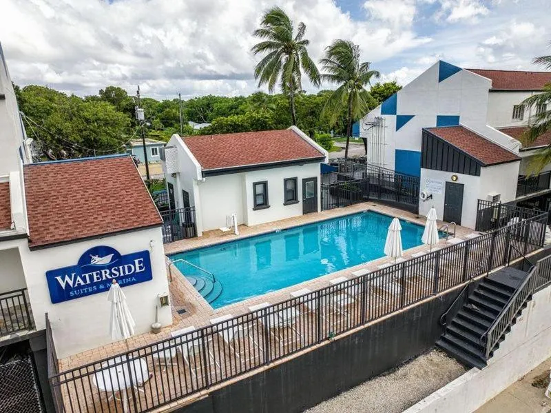 Swimming pool in Waterside Suites and Marina