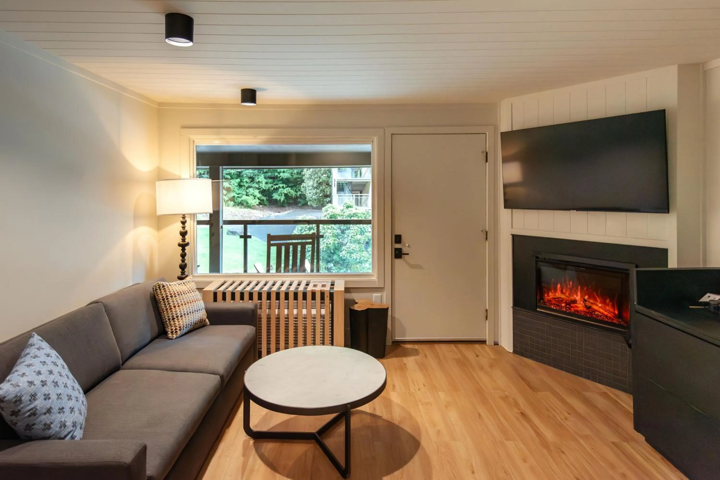 Living room in Historic Rocky Waters Inn, A Small Luxury Hotel
