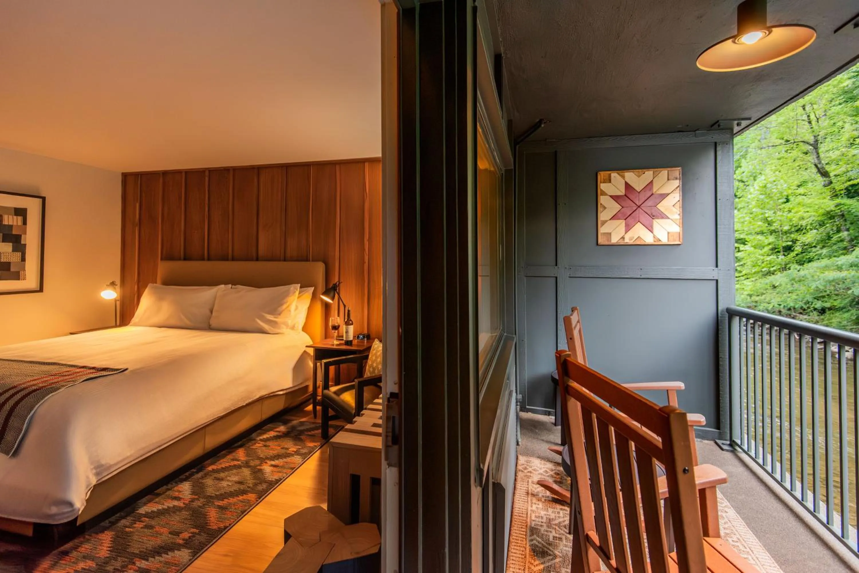 Bedroom, Bed in Historic Rocky Waters Inn, A Small Luxury Hotel