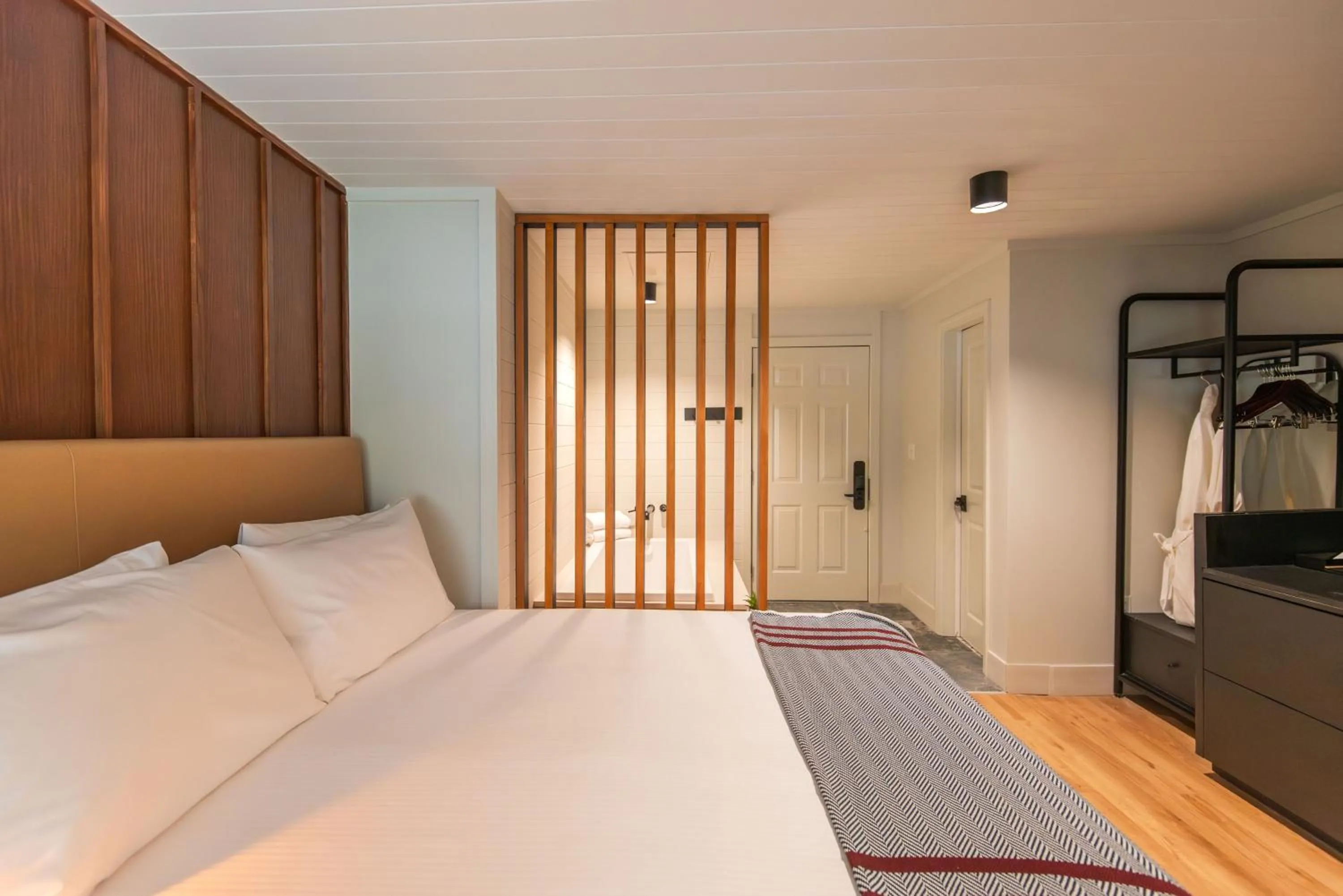 Bedroom, Bed in Historic Rocky Waters Inn, A Small Luxury Hotel