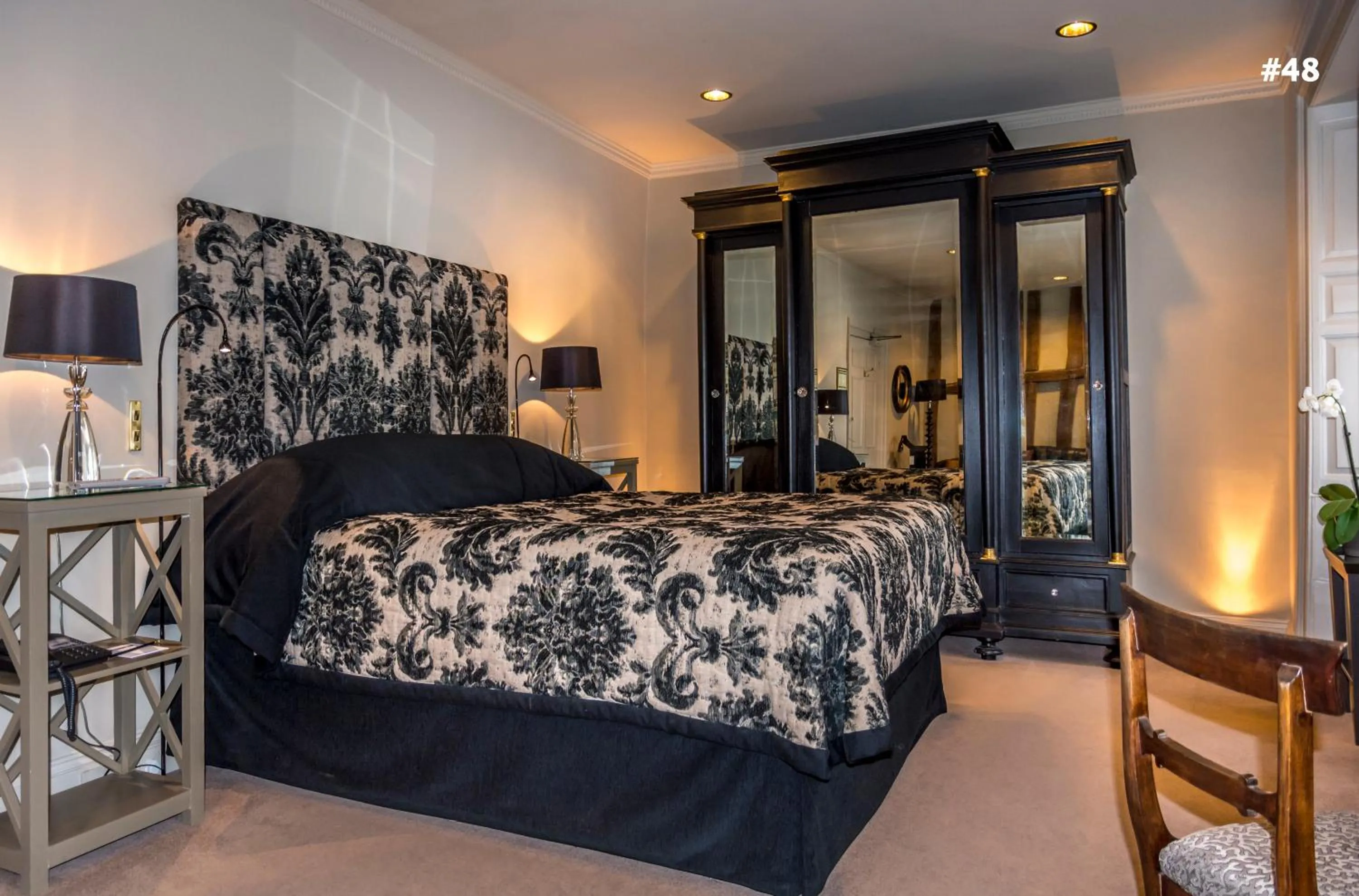 Photo of the whole room, Bed in The George Hotel of Stamford