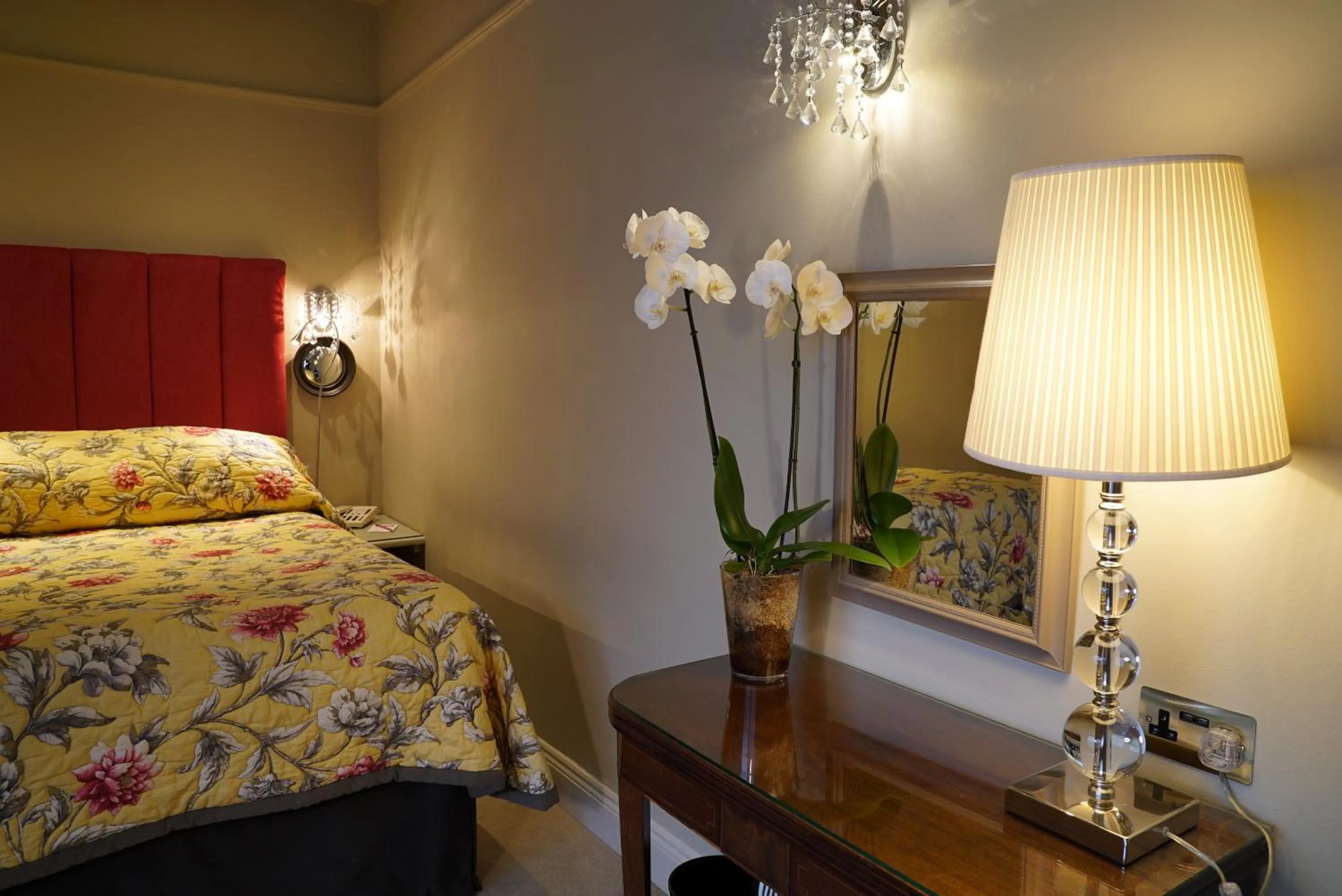 Photo of the whole room, Bed in The George Hotel of Stamford