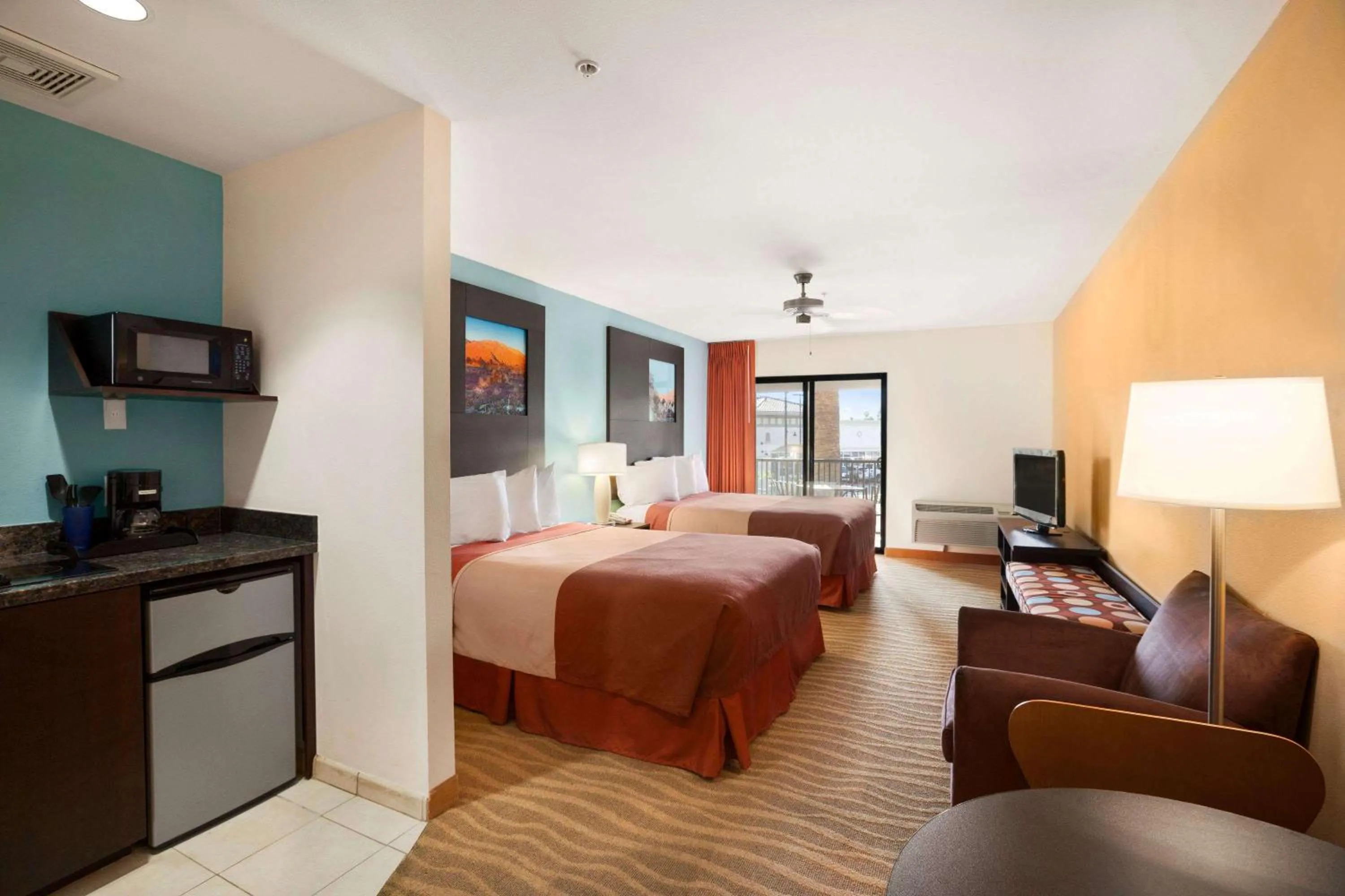 Photo of the whole room, Bed in Super 8 by Wyndham Indio