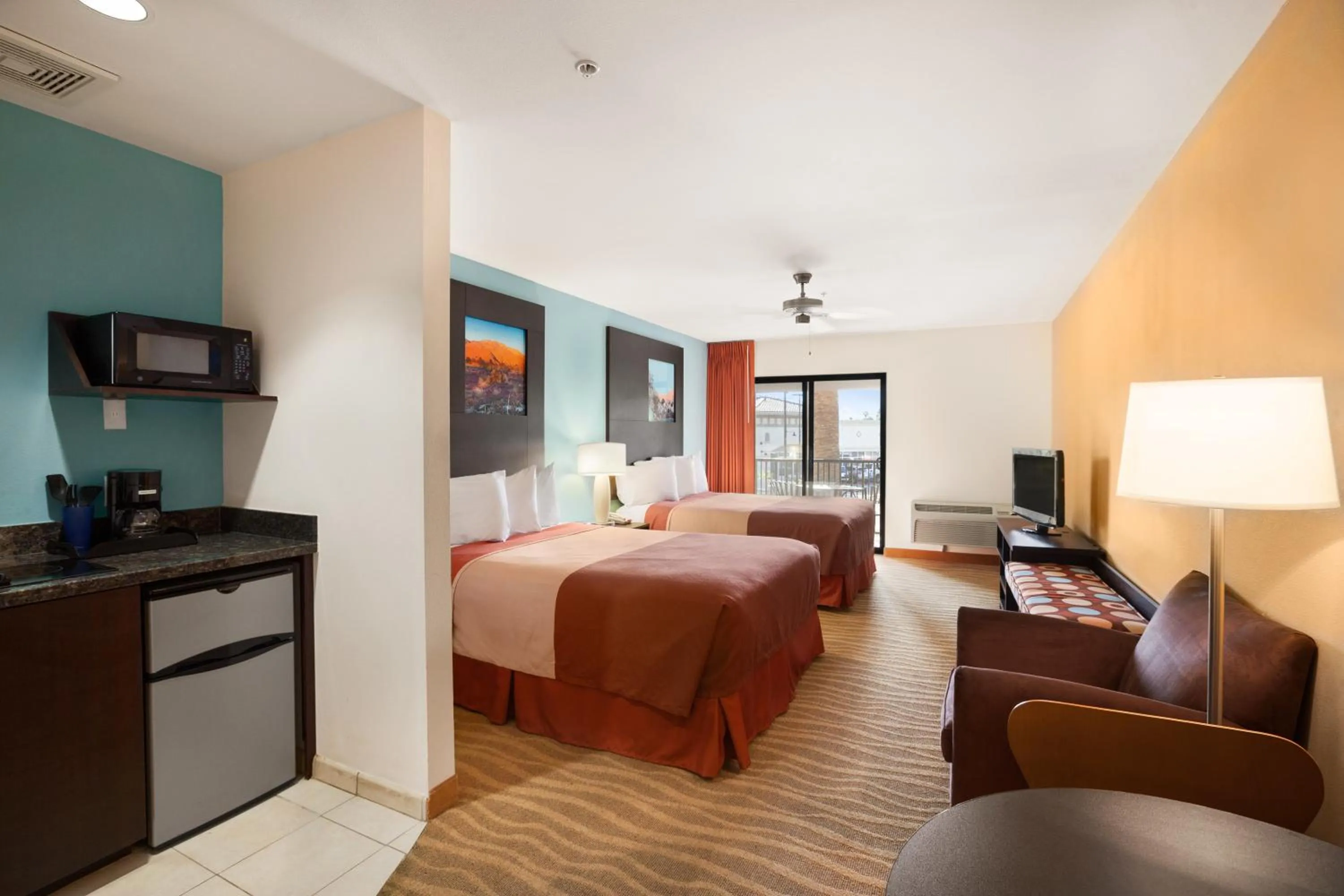 Kitchen or kitchenette, Bed in Super 8 by Wyndham Indio