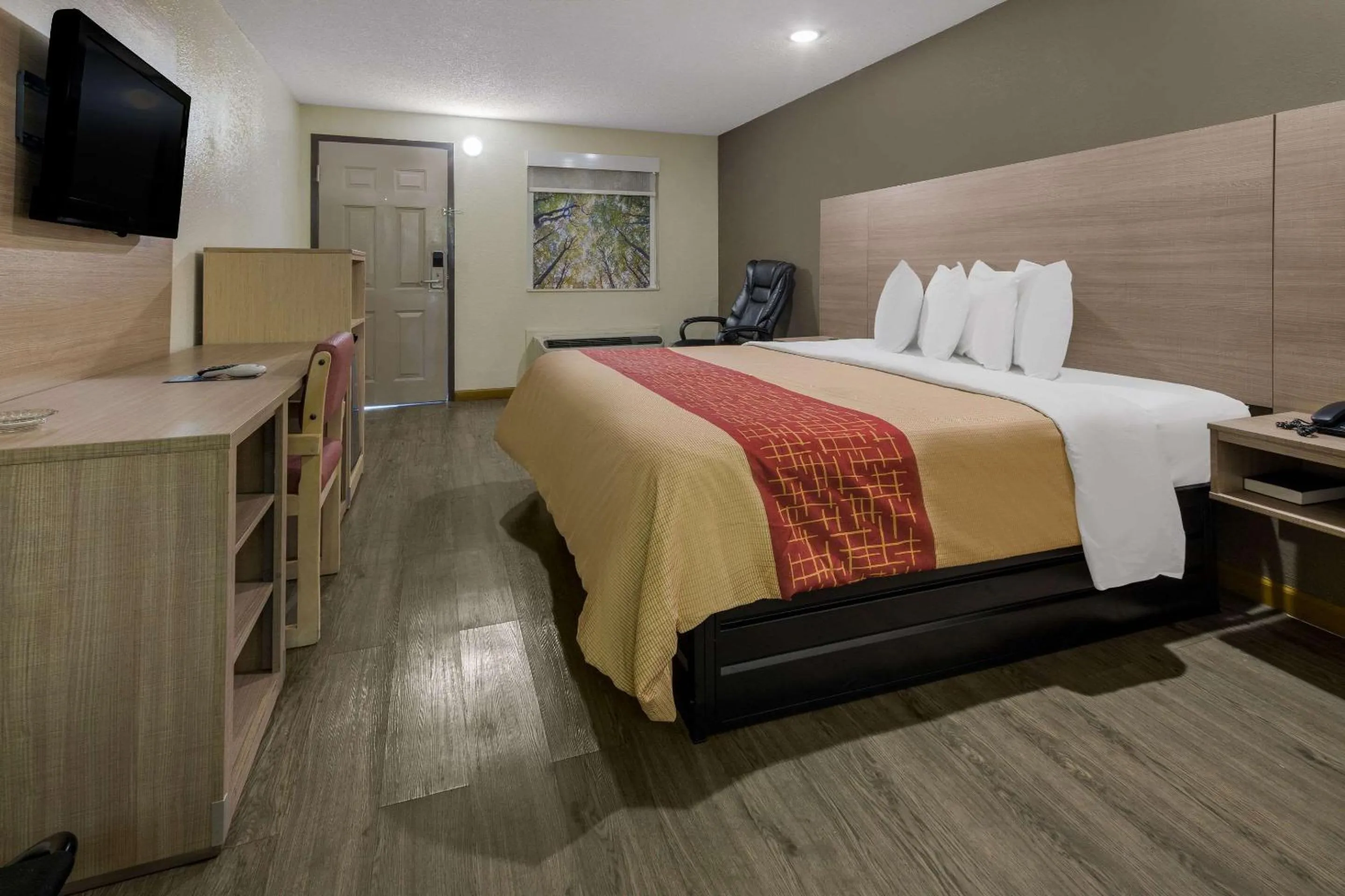 Bedroom, Bed in Rodeway Inn Ardmore I-65