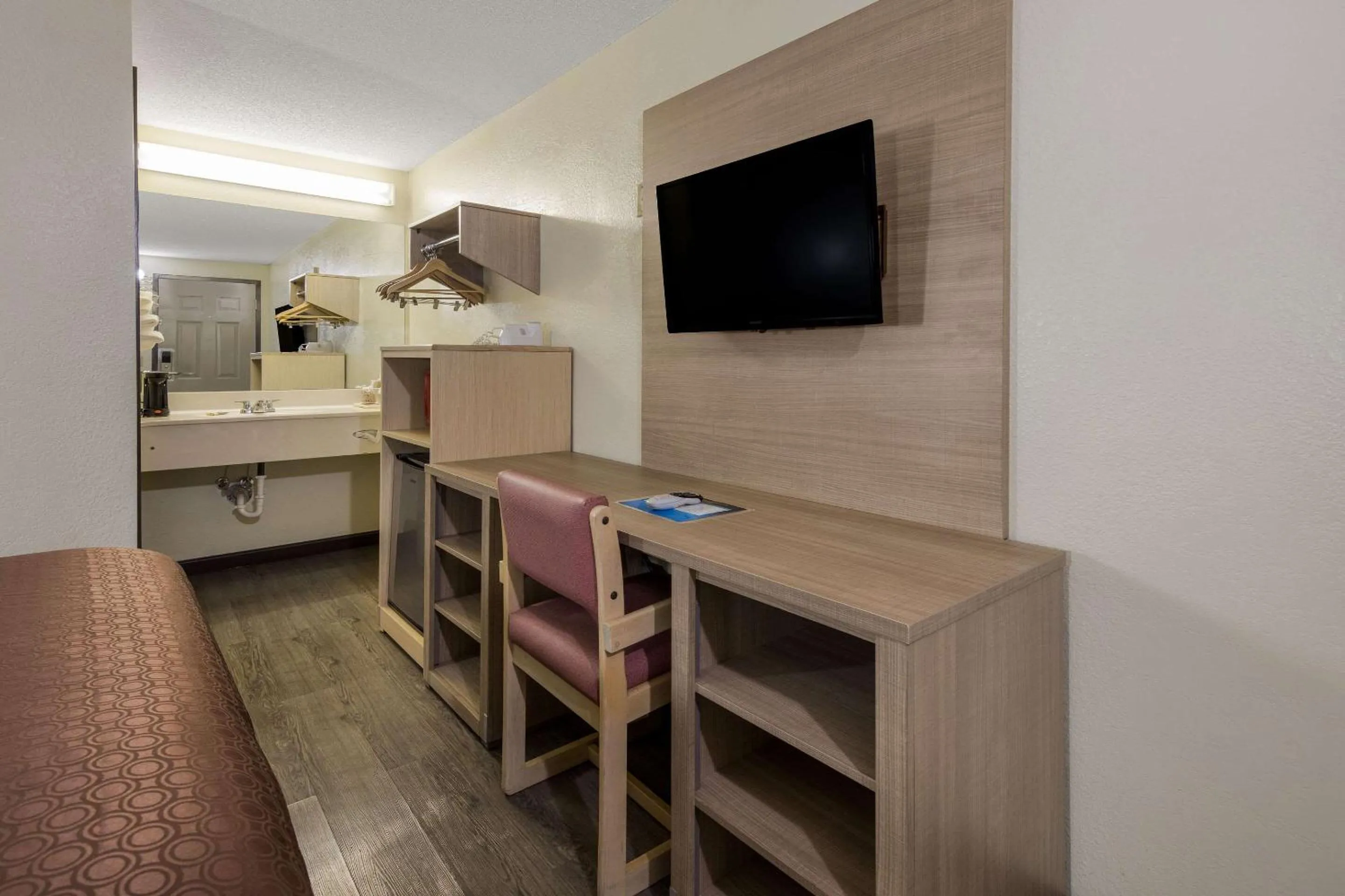 Bedroom in Rodeway Inn Ardmore I-65