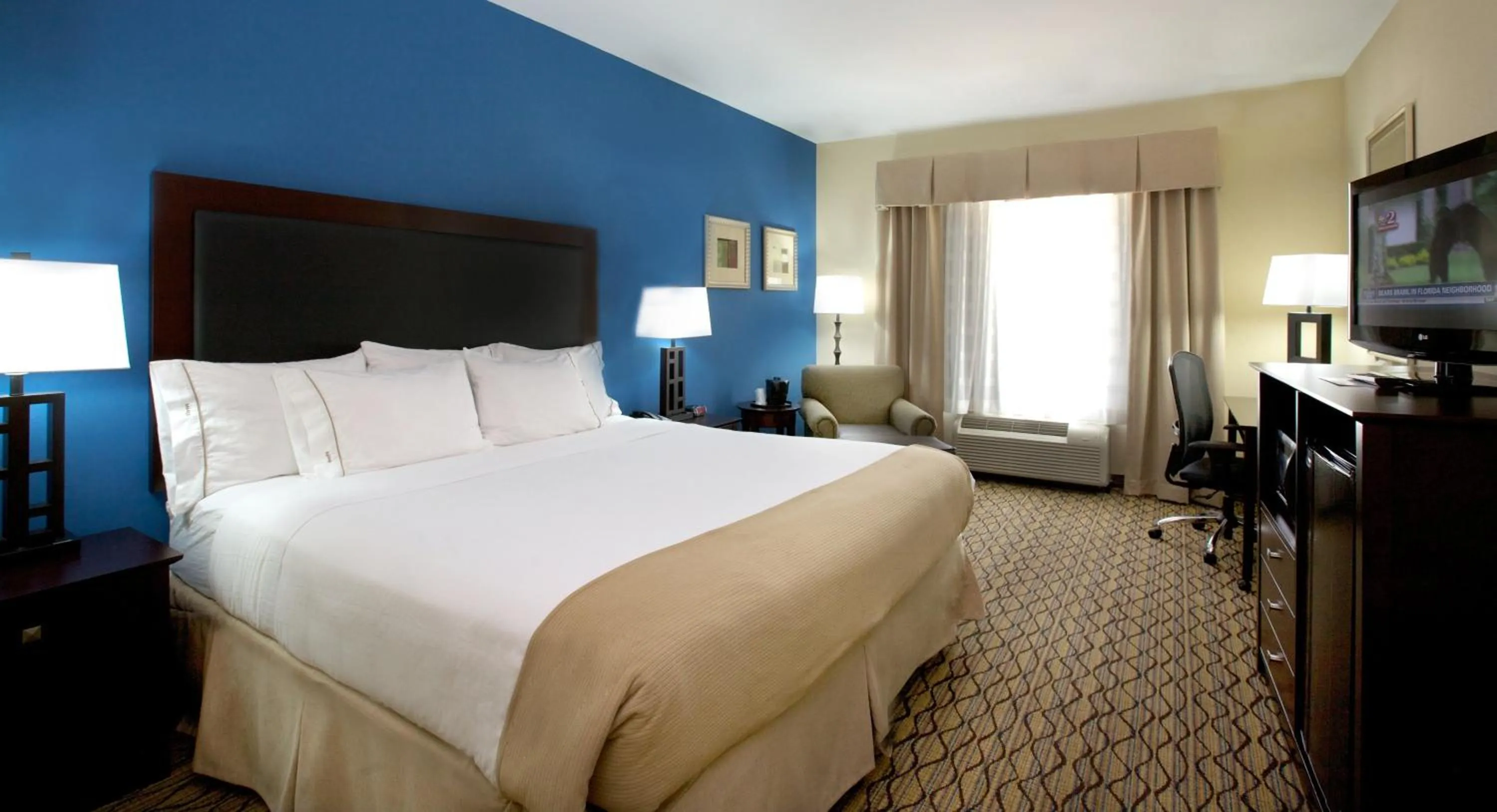 Photo of the whole room, Bed in Holiday Inn Express and Suites Bossier City Louisiana Downs by IHG