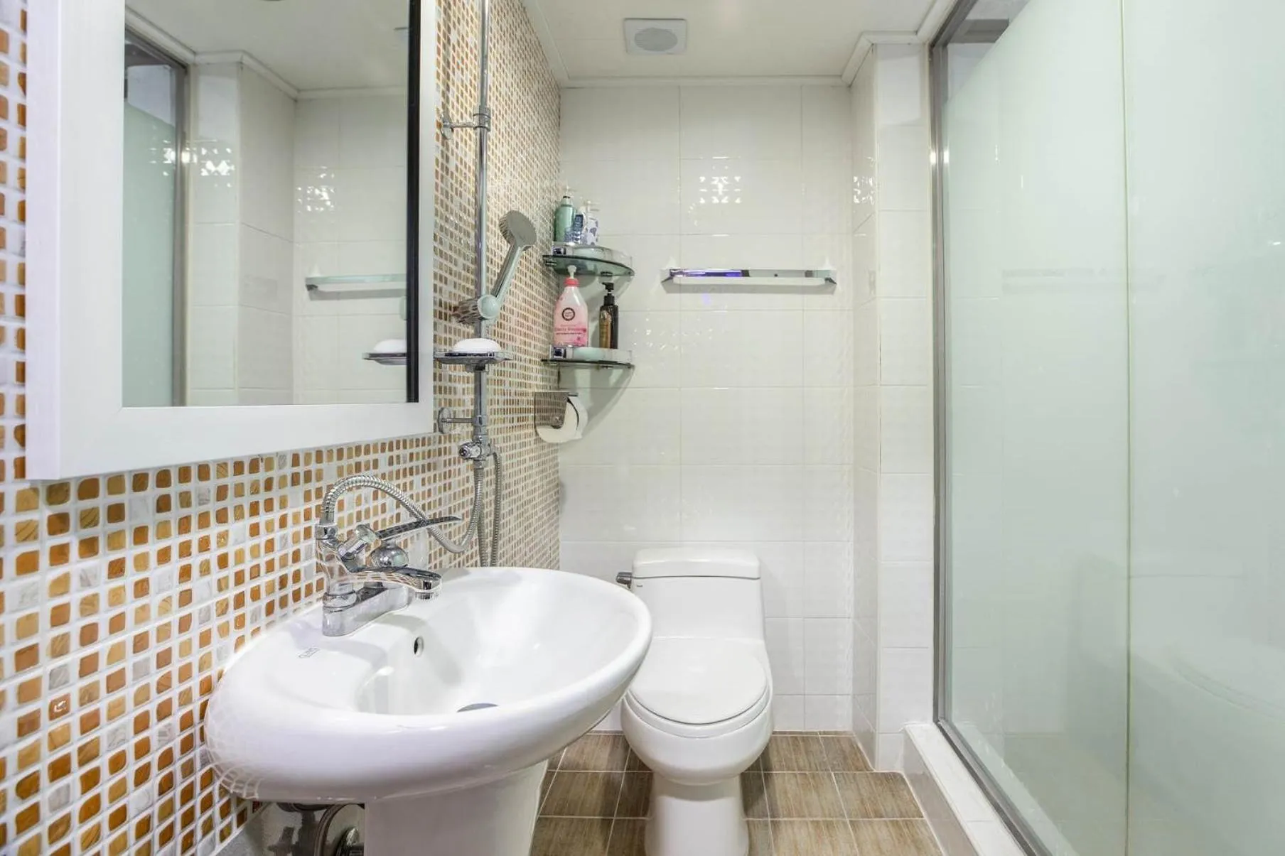 Shower in Keumkang Motel