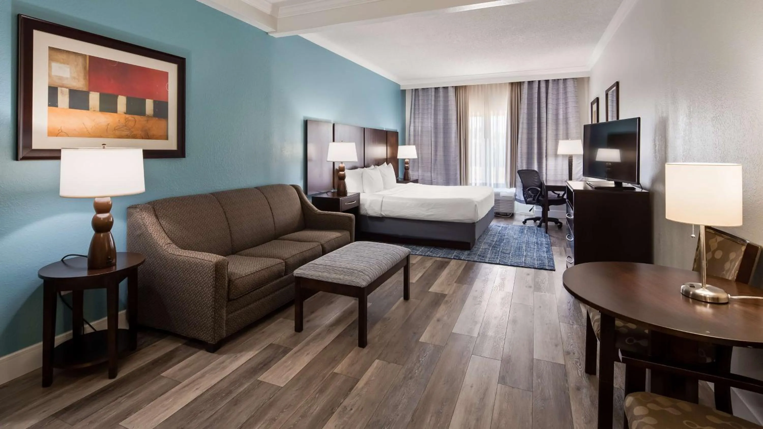 Photo of the whole room, Bed in Best Western Plus Ambassador Suites