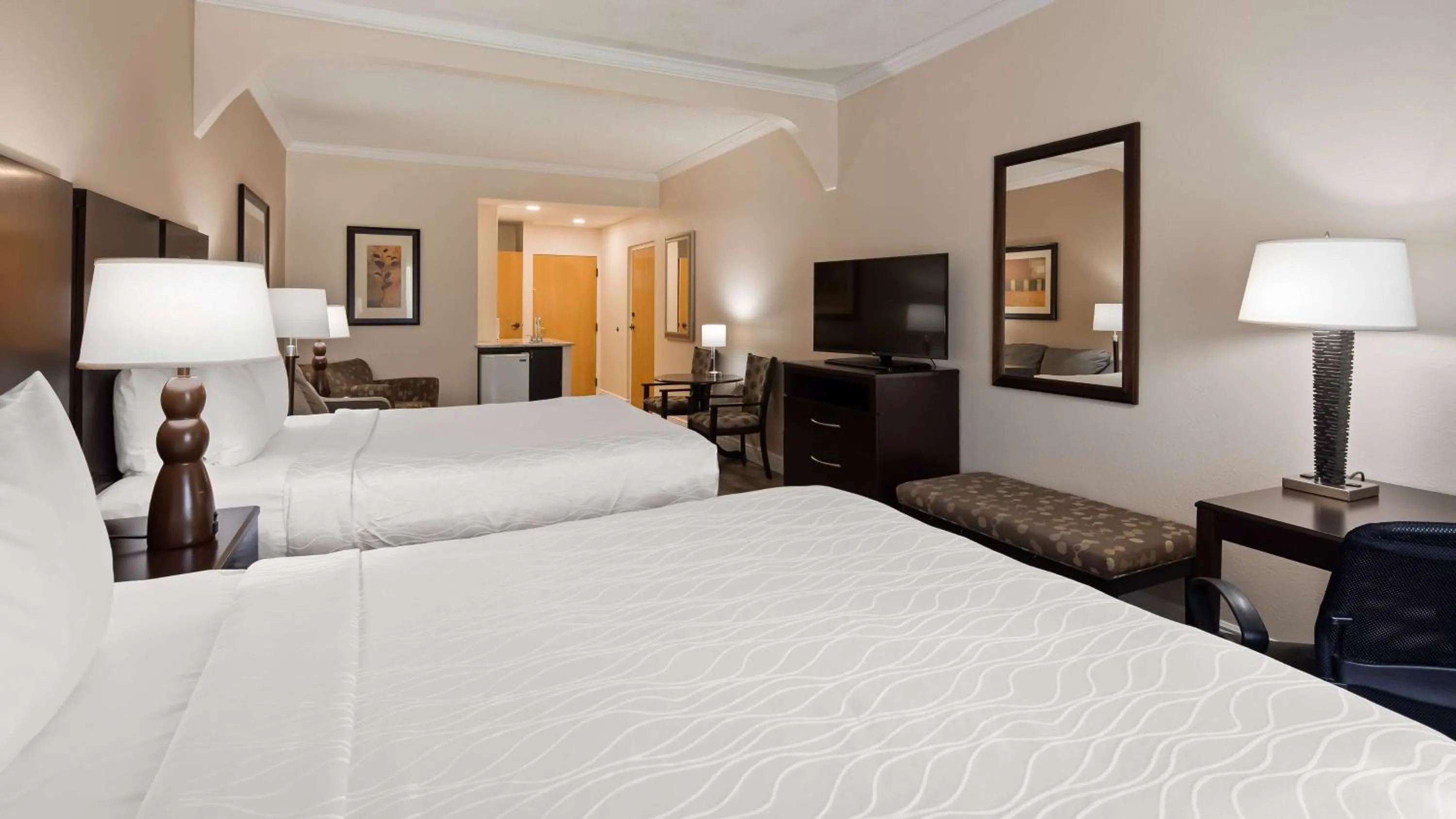 Photo of the whole room, Bed in Best Western Plus Ambassador Suites
