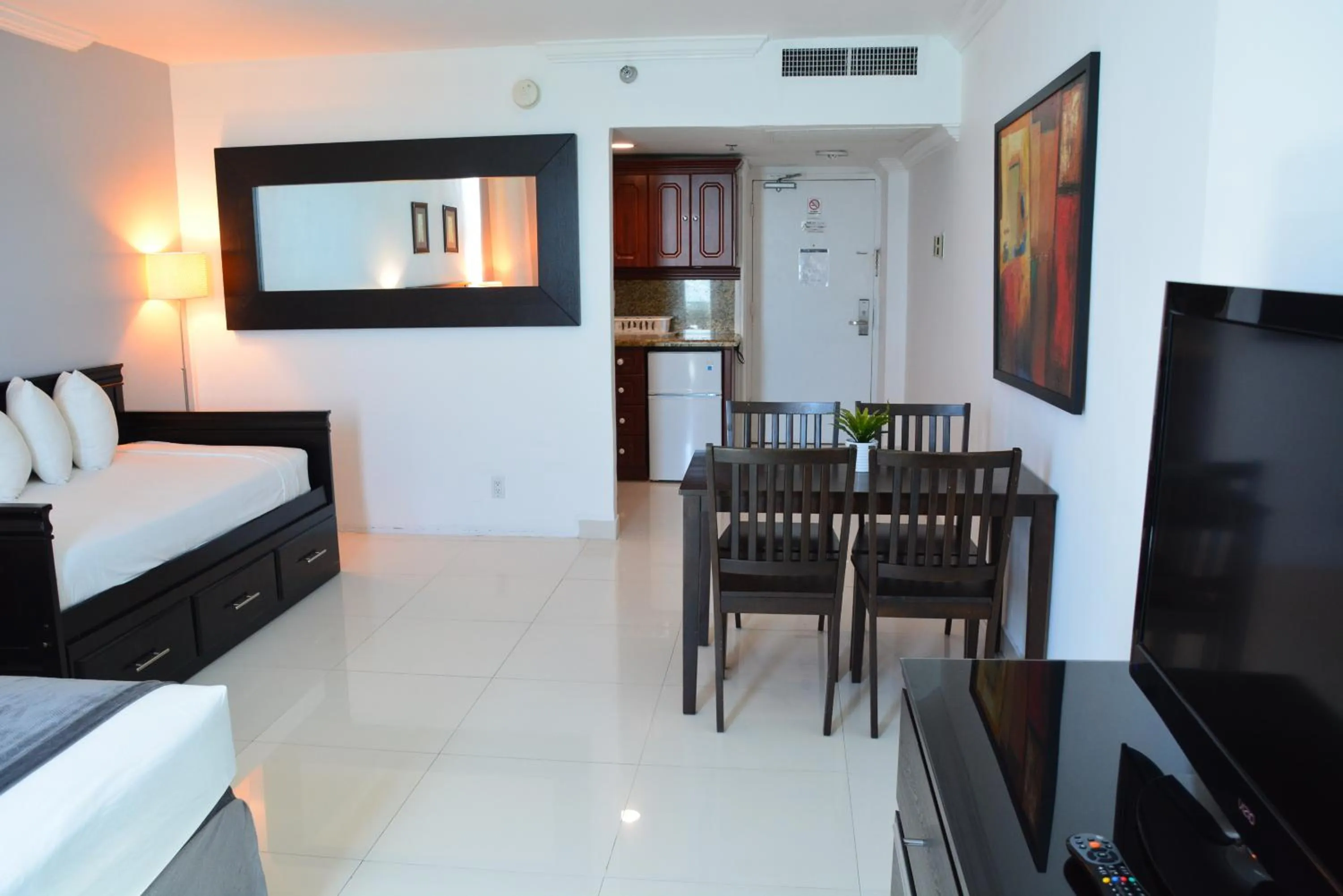 Dining area in New Point Miami Beach Apartments