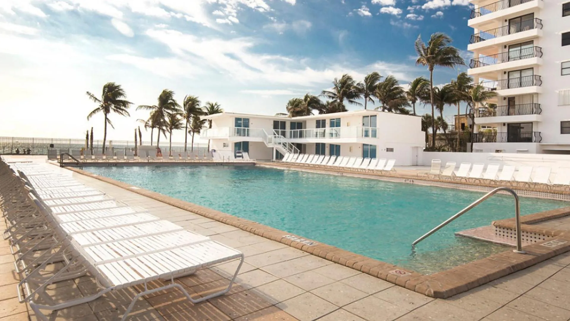 Swimming pool in New Point Miami Beach Apartments