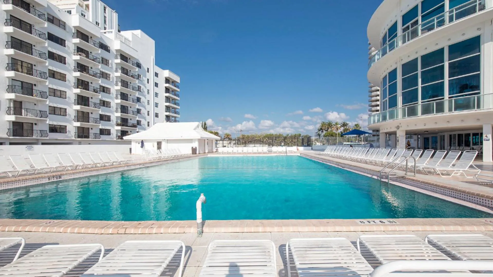 Swimming pool in New Point Miami Beach Apartments
