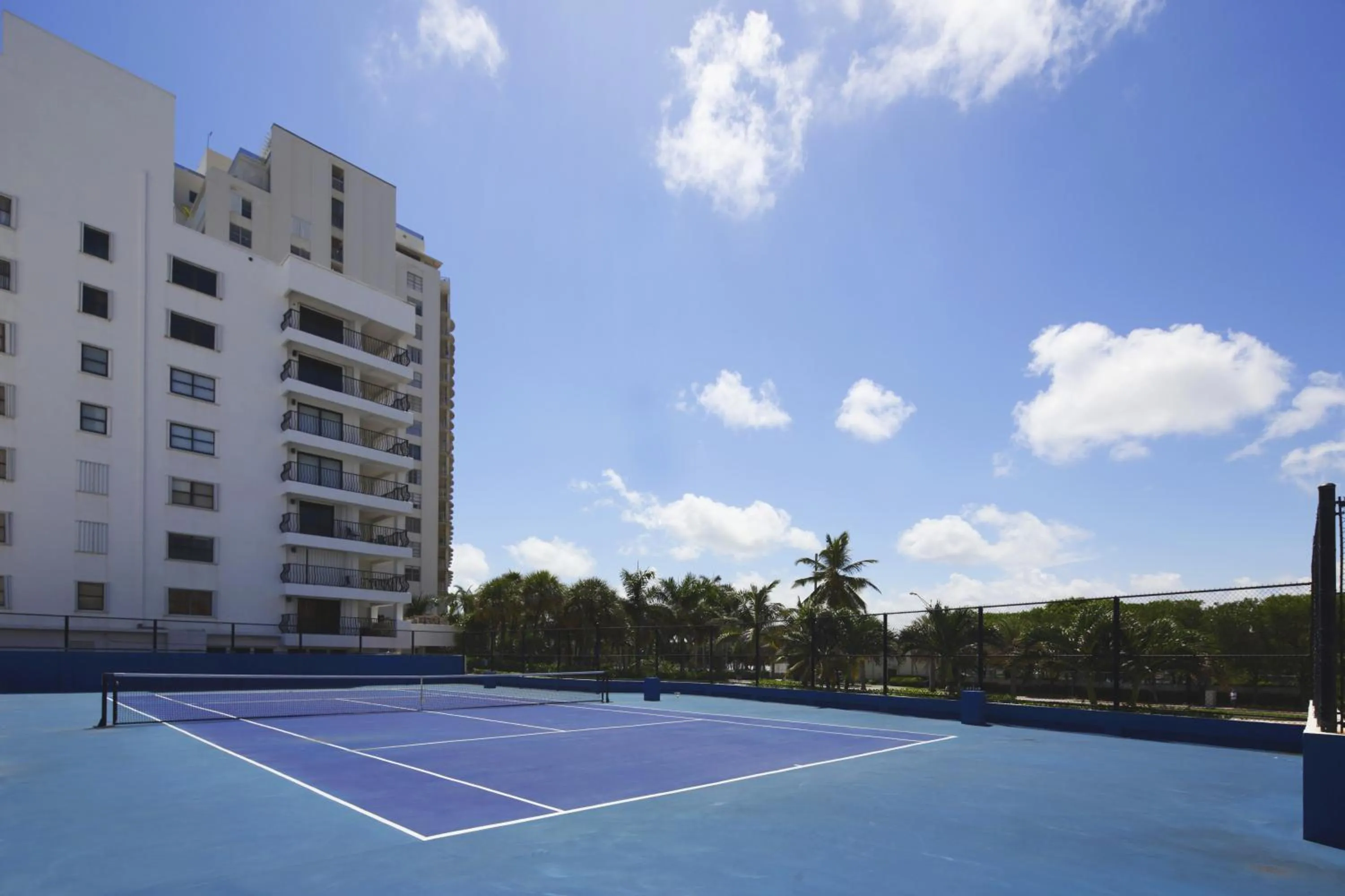 Tennis court in New Point Miami Beach Apartments