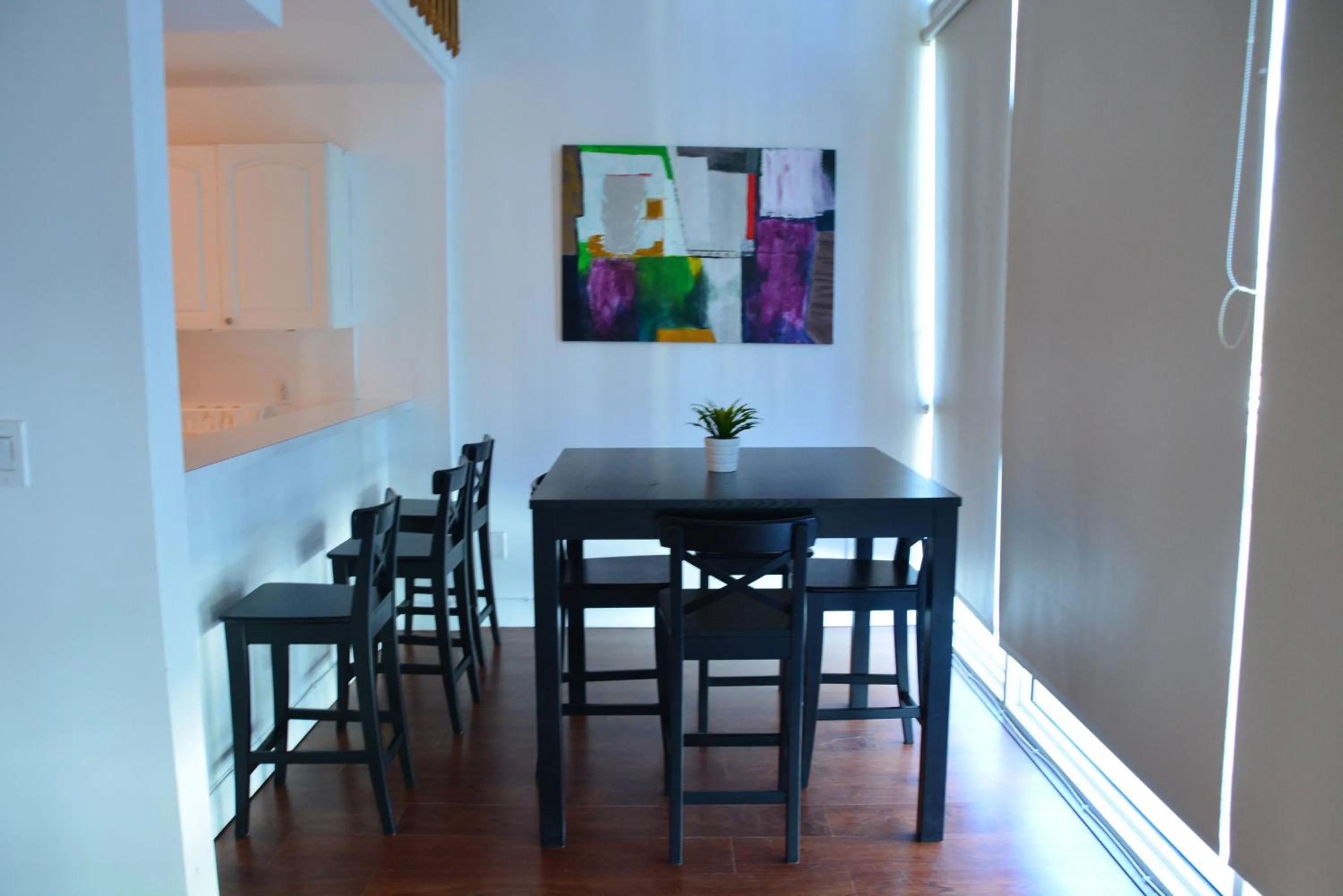 Dining area in New Point Miami Beach Apartments